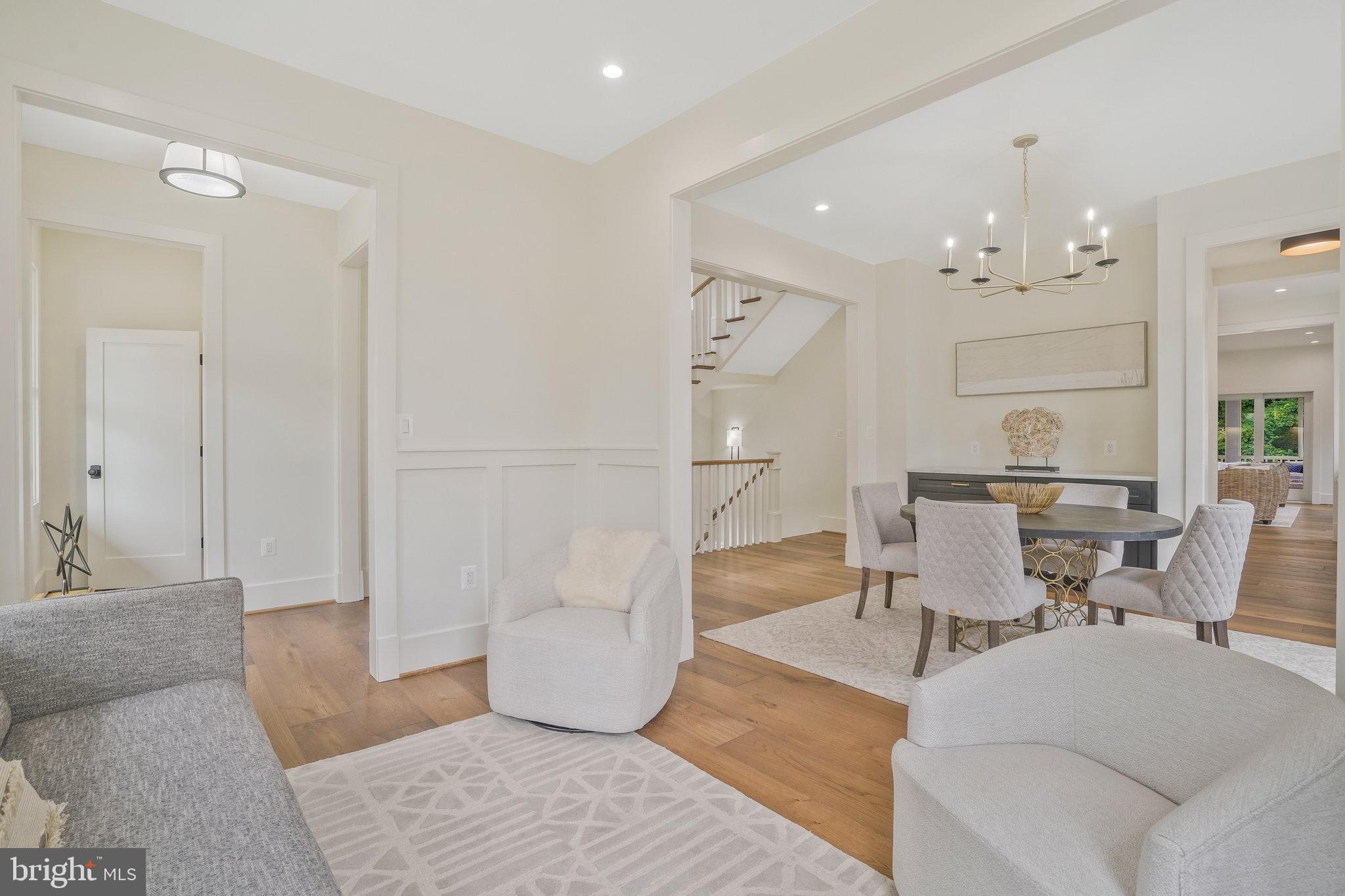 COUNTRY CLUB MANOR - Residential