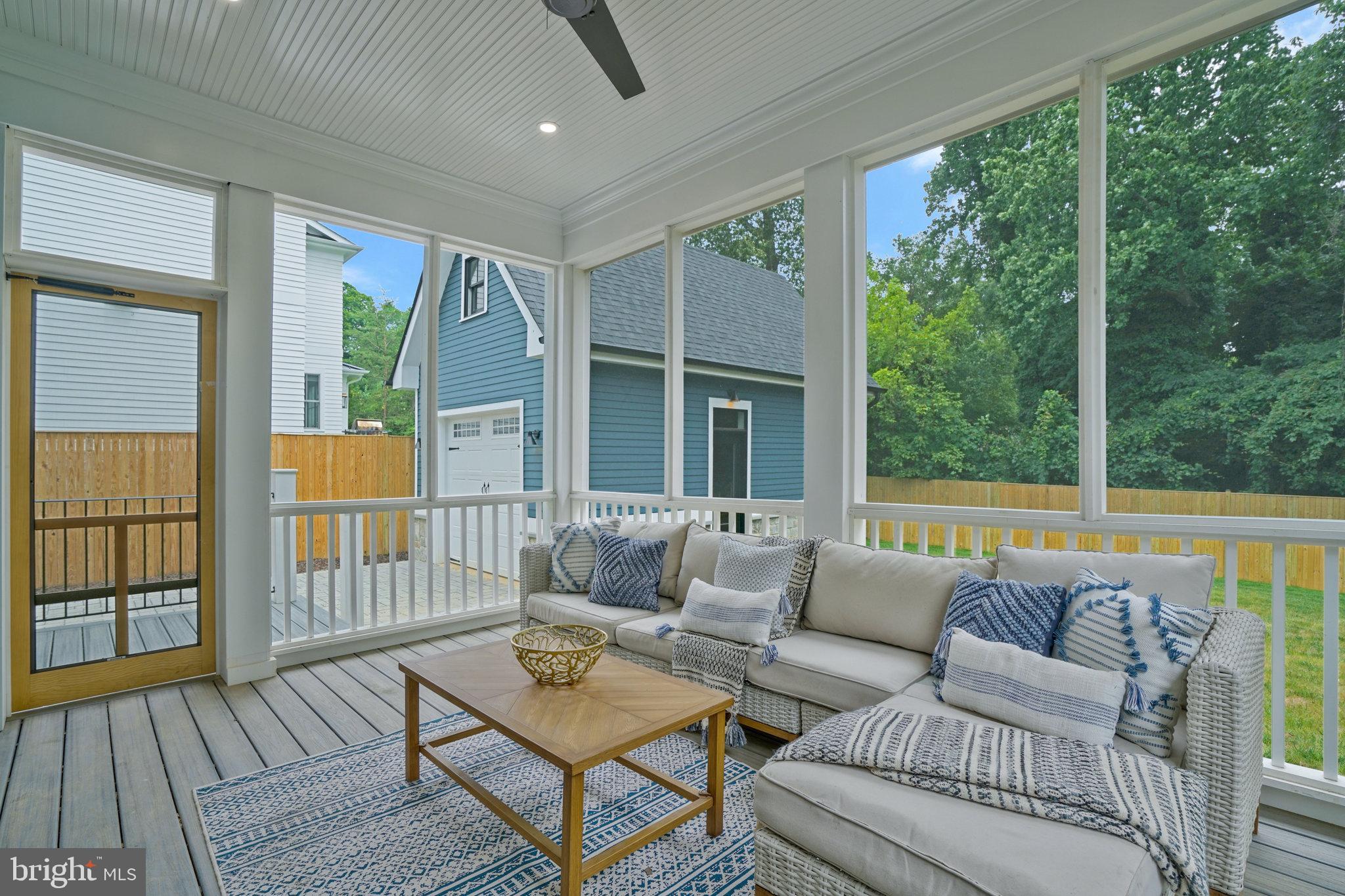 COUNTRY CLUB MANOR - Residential