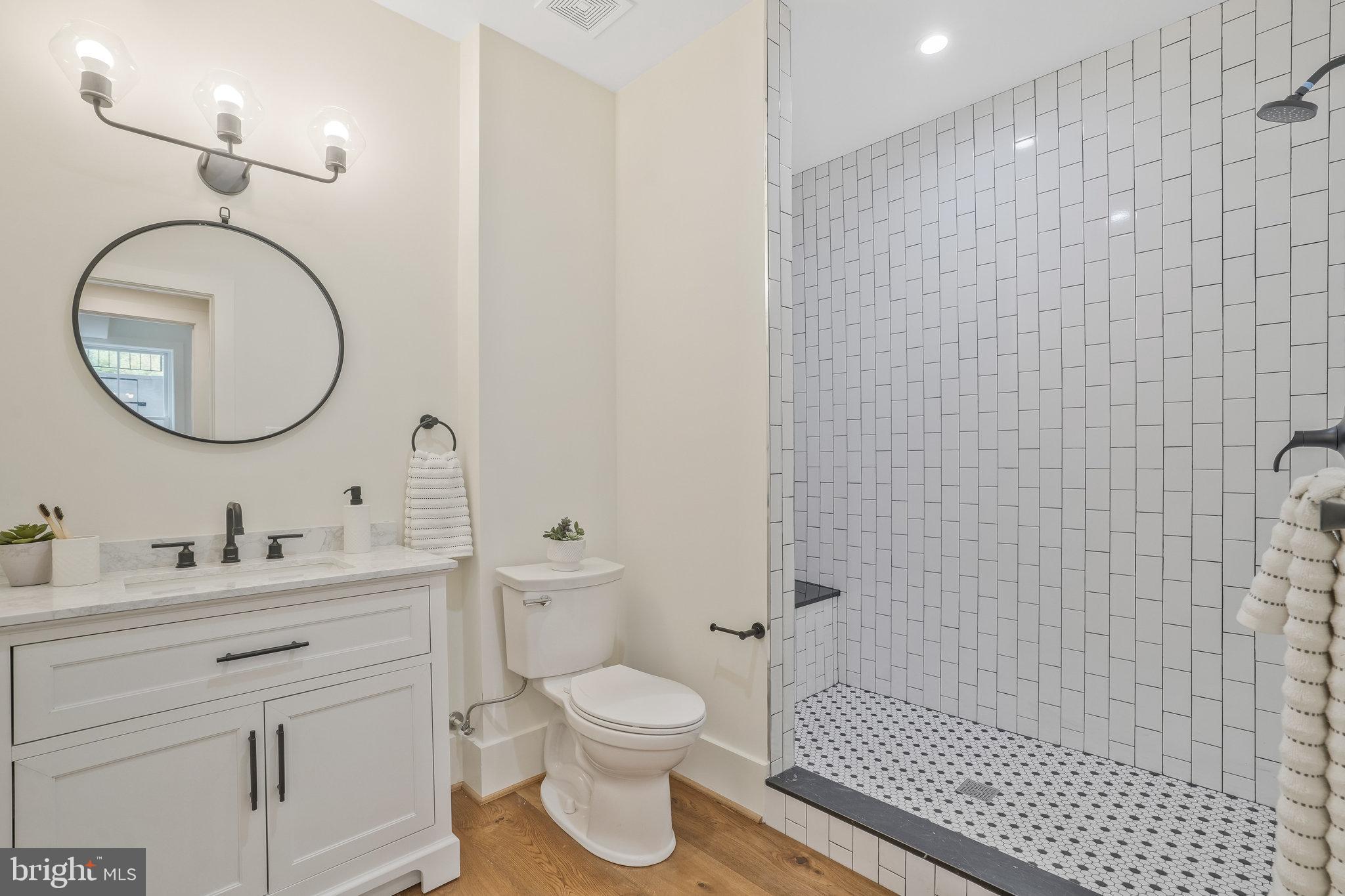 COUNTRY CLUB MANOR - Residential