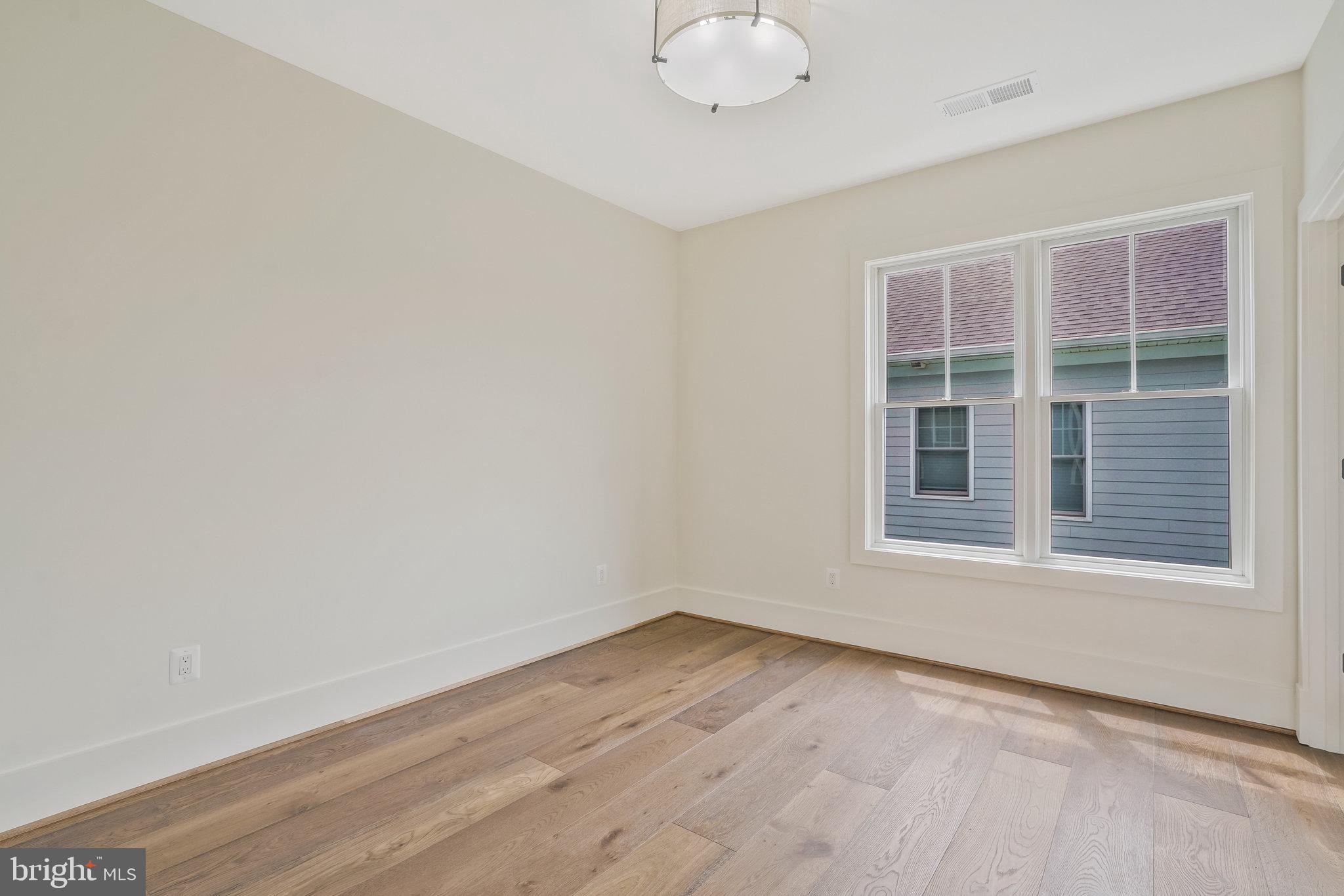 COUNTRY CLUB MANOR - Residential