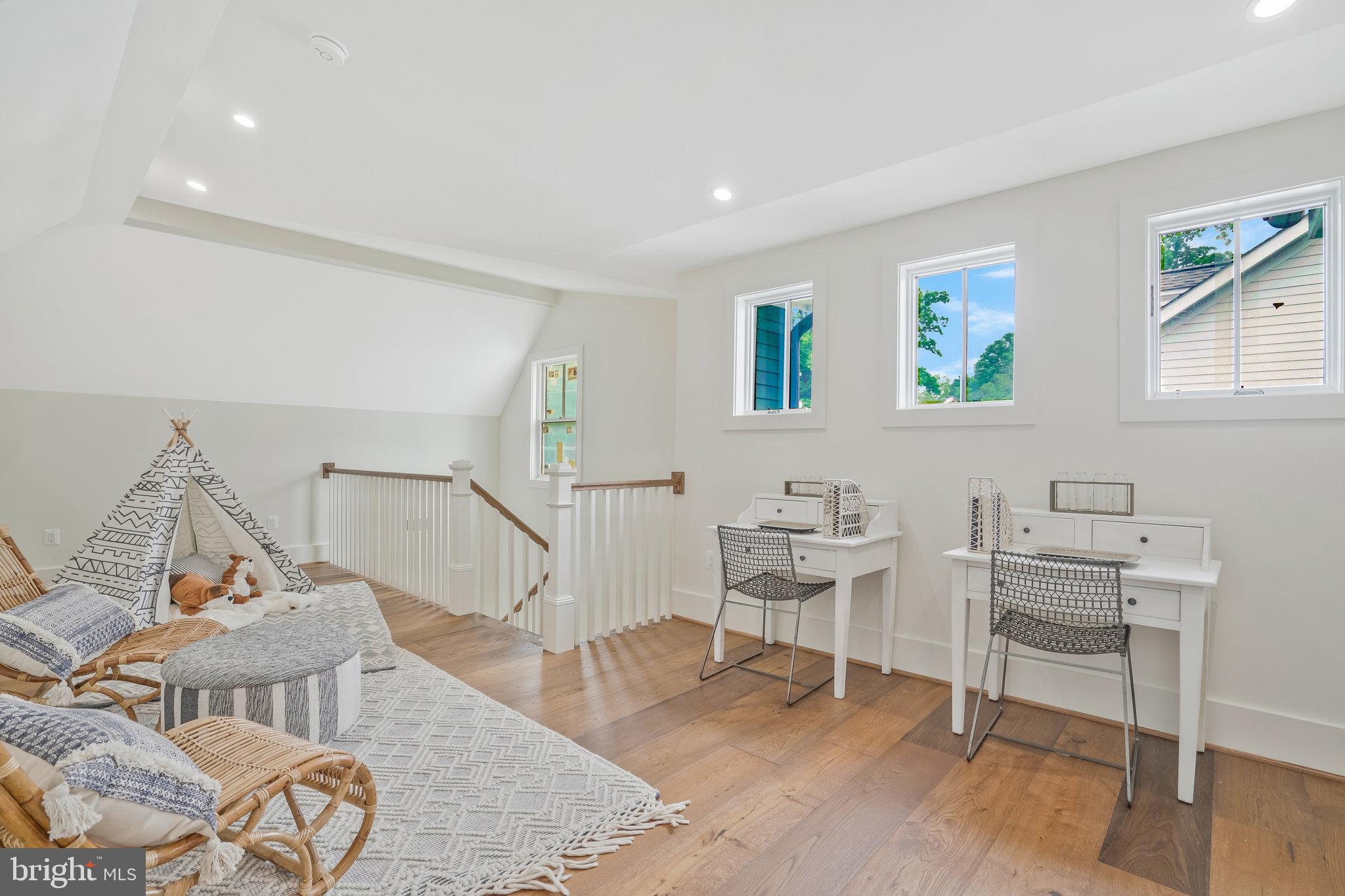 COUNTRY CLUB MANOR - Residential