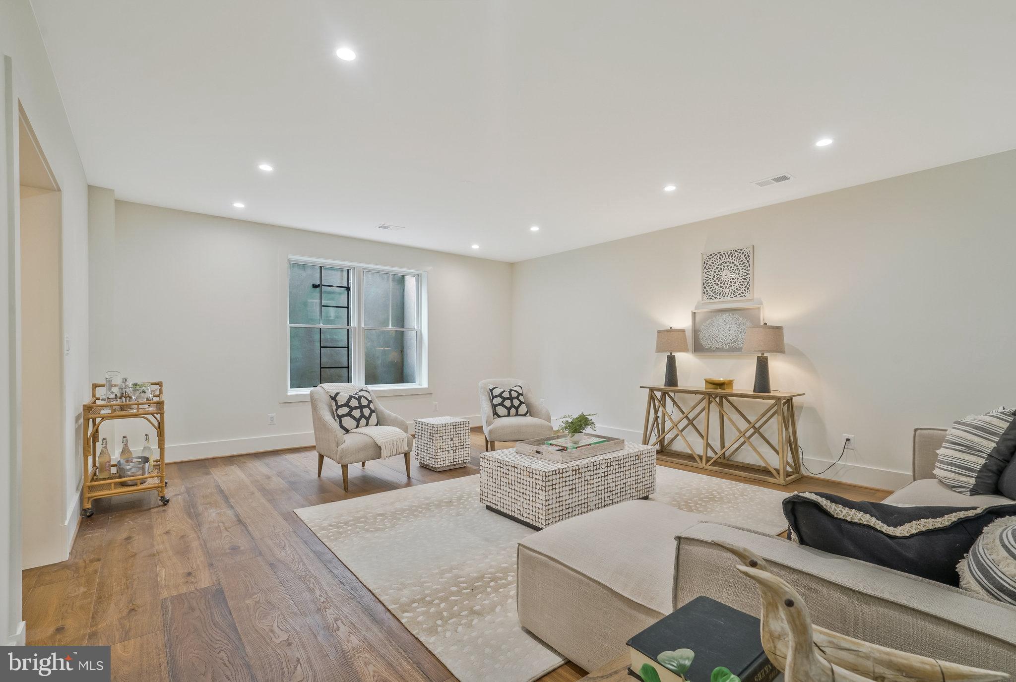 COUNTRY CLUB MANOR - Residential