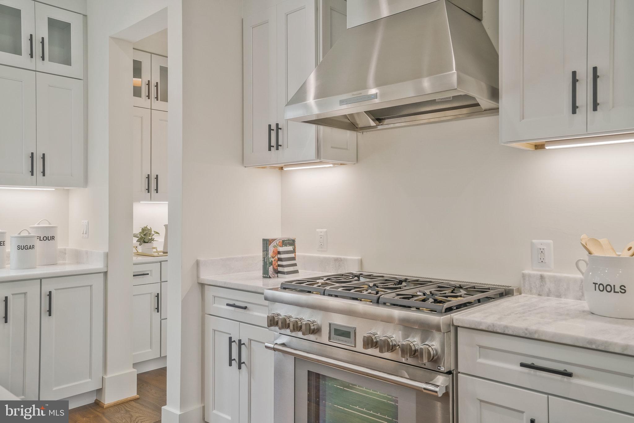 COUNTRY CLUB MANOR - Residential