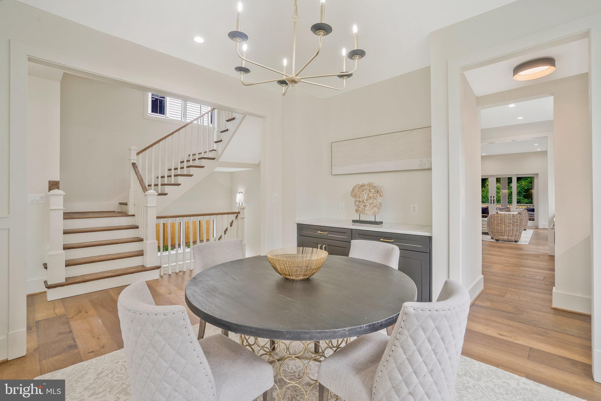 COUNTRY CLUB MANOR - Residential