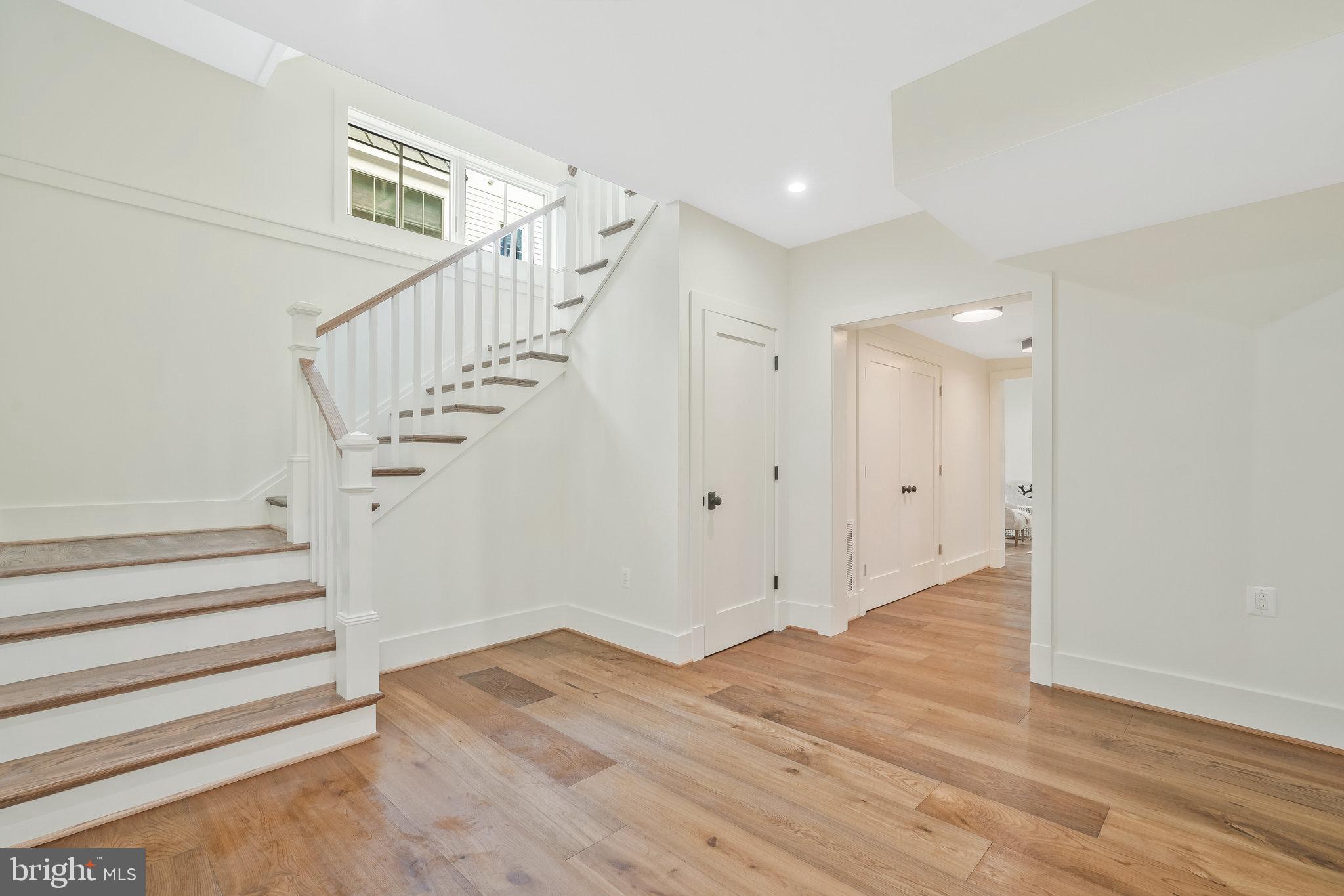 COUNTRY CLUB MANOR - Residential