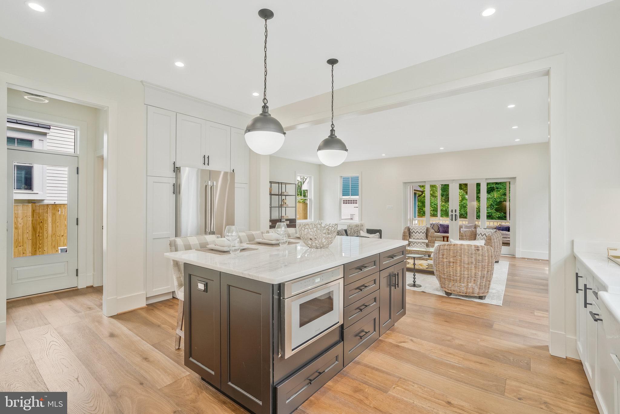 COUNTRY CLUB MANOR - Residential