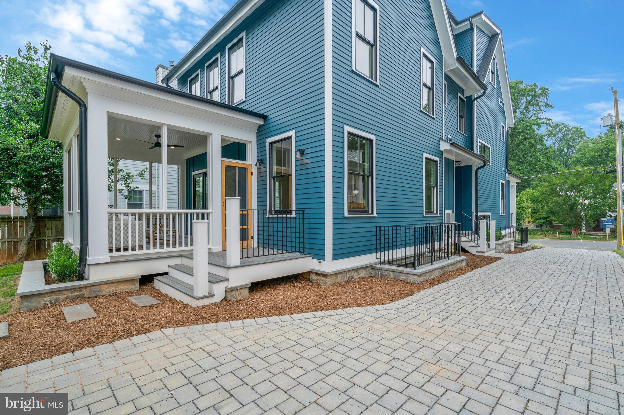 COUNTRY CLUB MANOR - Residential