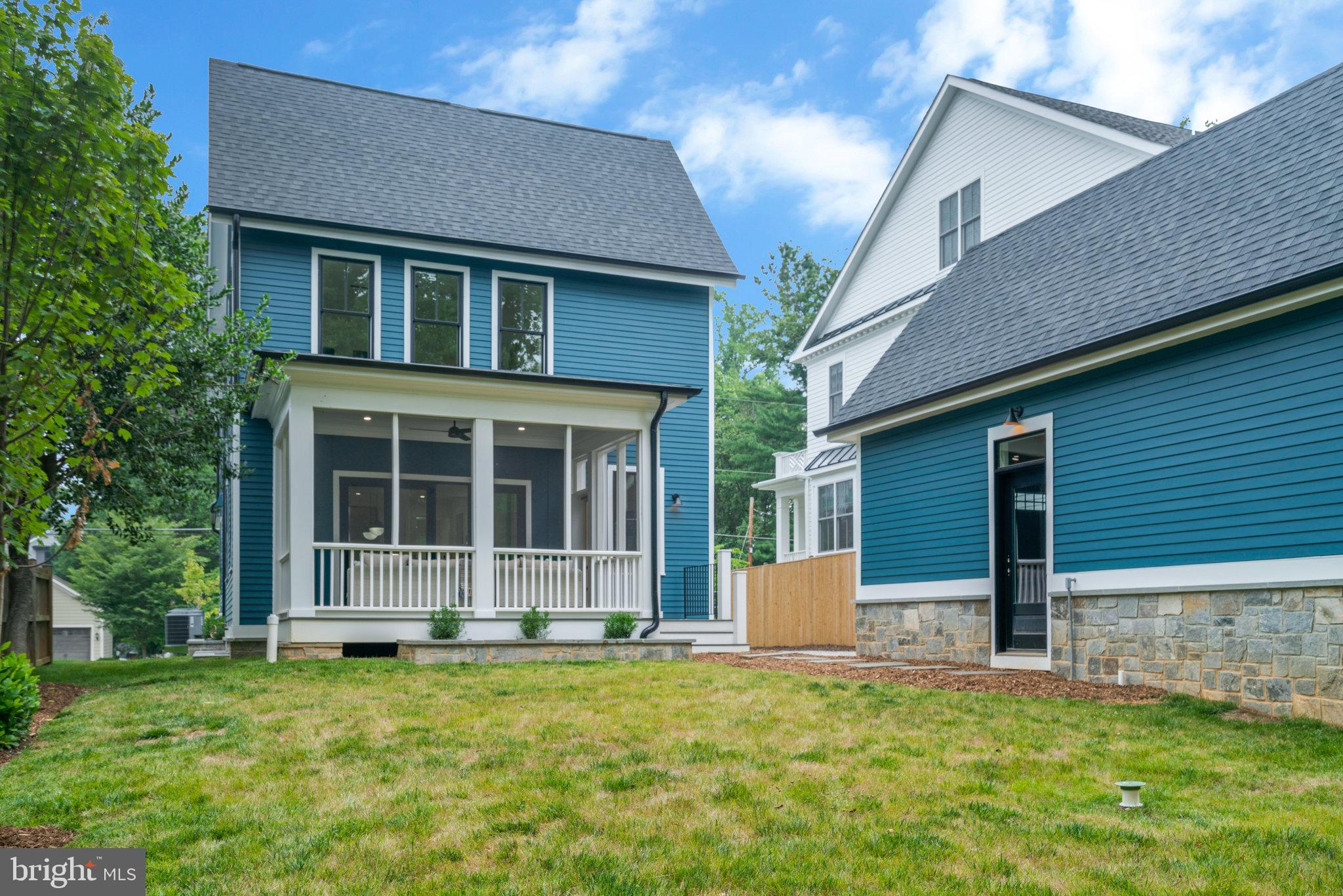 COUNTRY CLUB MANOR - Residential