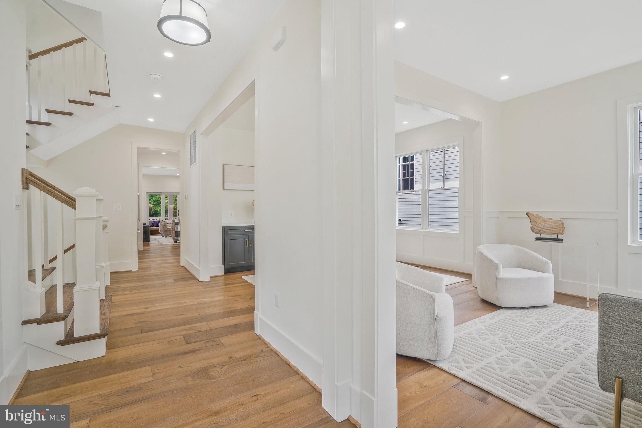 COUNTRY CLUB MANOR - Residential