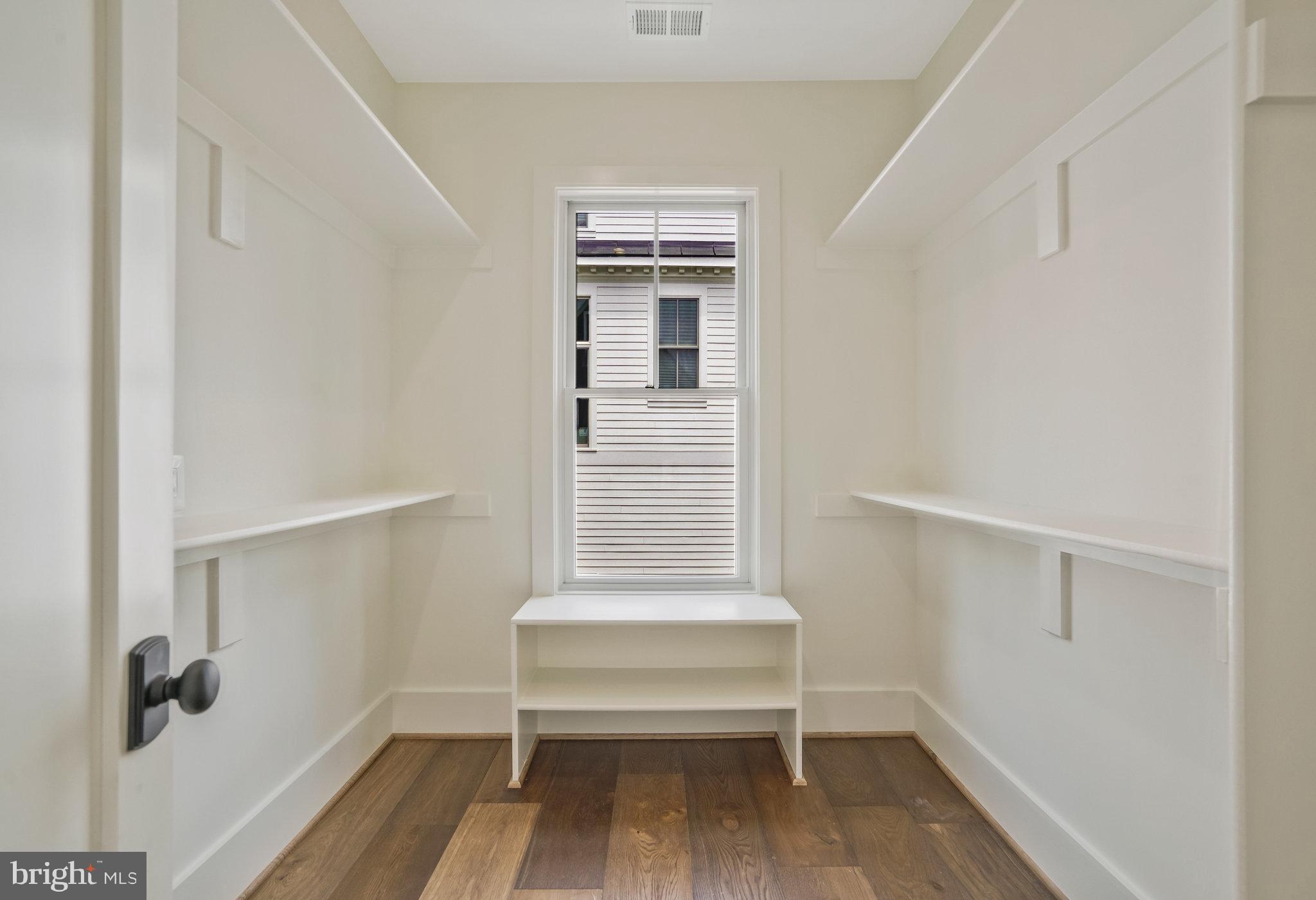 COUNTRY CLUB MANOR - Residential