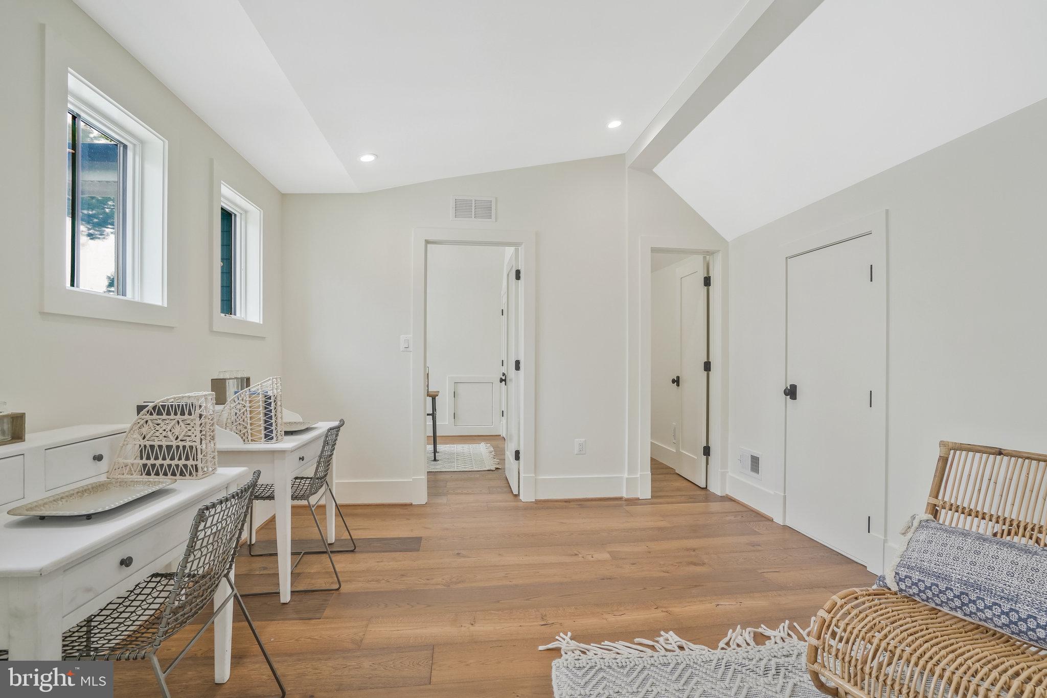 COUNTRY CLUB MANOR - Residential