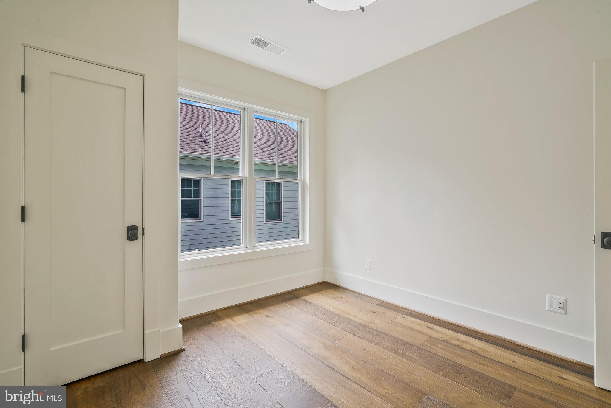 COUNTRY CLUB MANOR - Residential