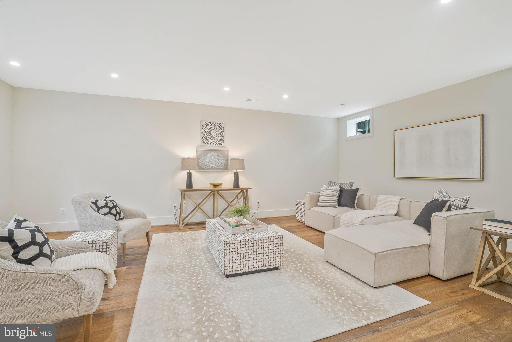 COUNTRY CLUB MANOR - Residential