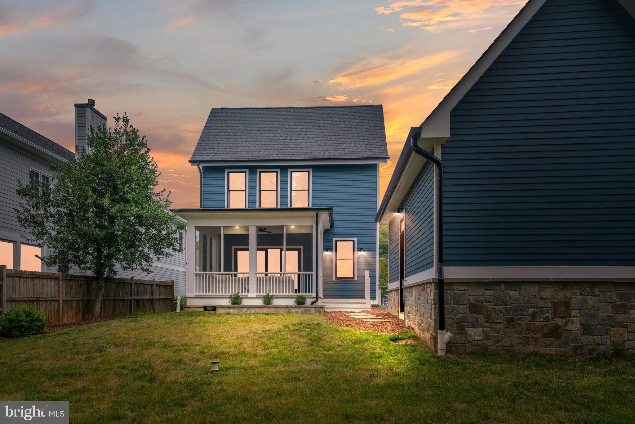 COUNTRY CLUB MANOR - Residential