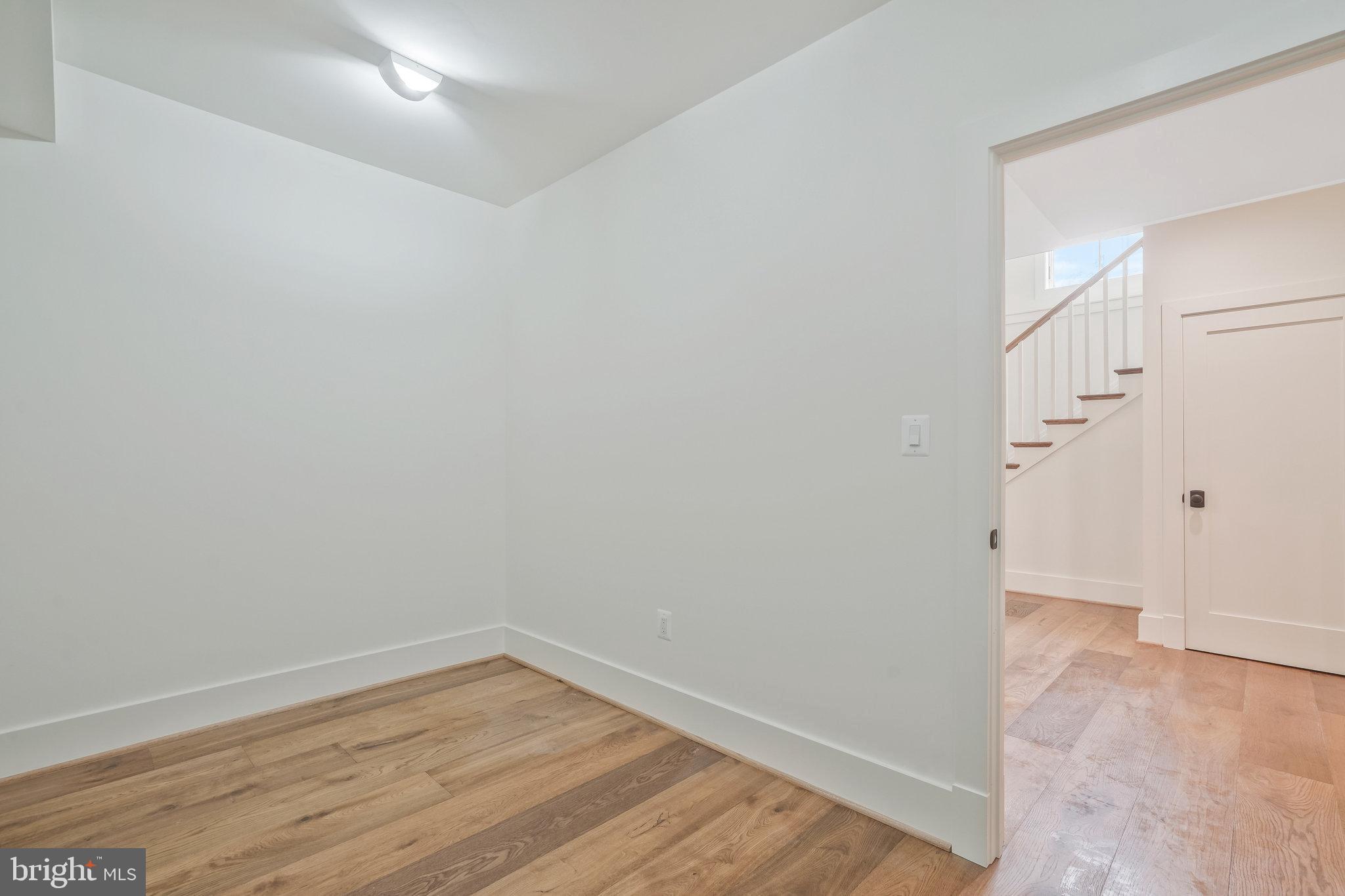 COUNTRY CLUB MANOR - Residential