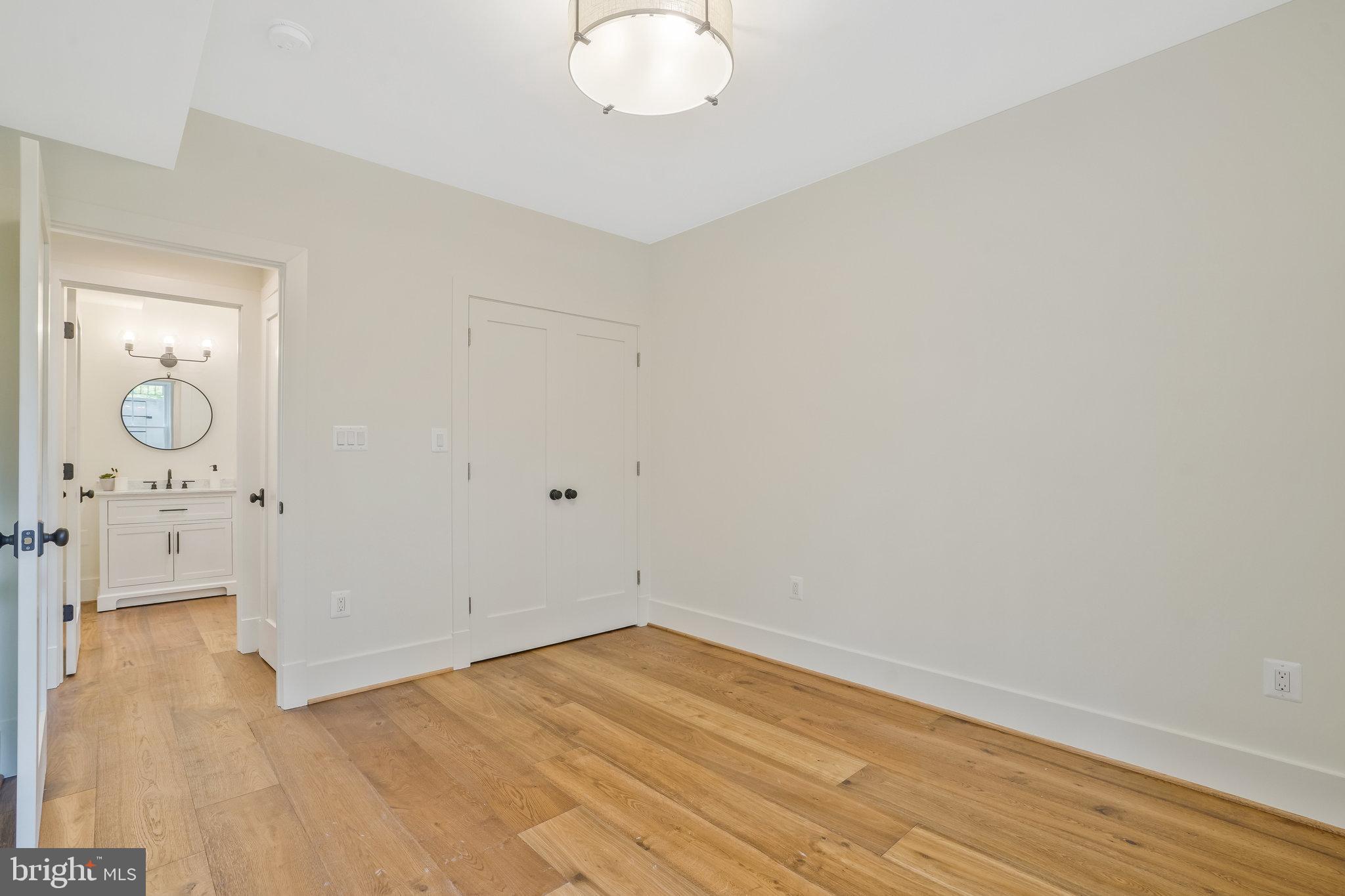 COUNTRY CLUB MANOR - Residential