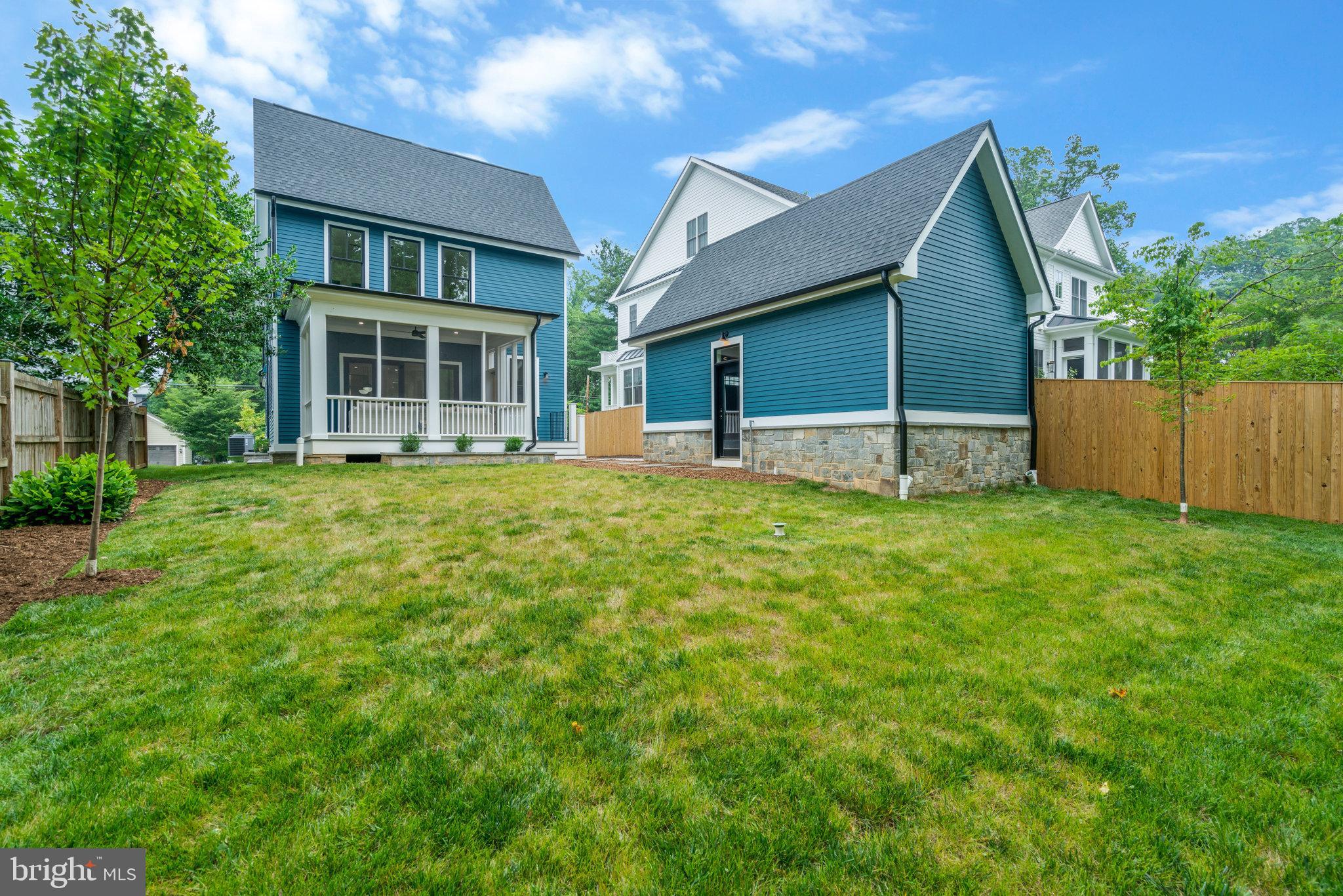 COUNTRY CLUB MANOR - Residential