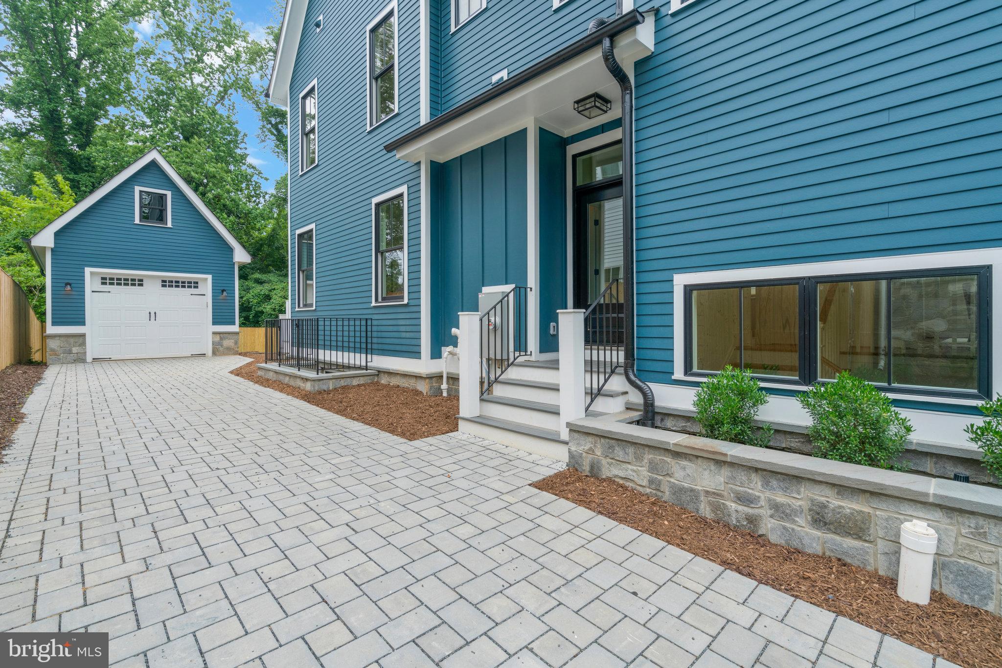 COUNTRY CLUB MANOR - Residential