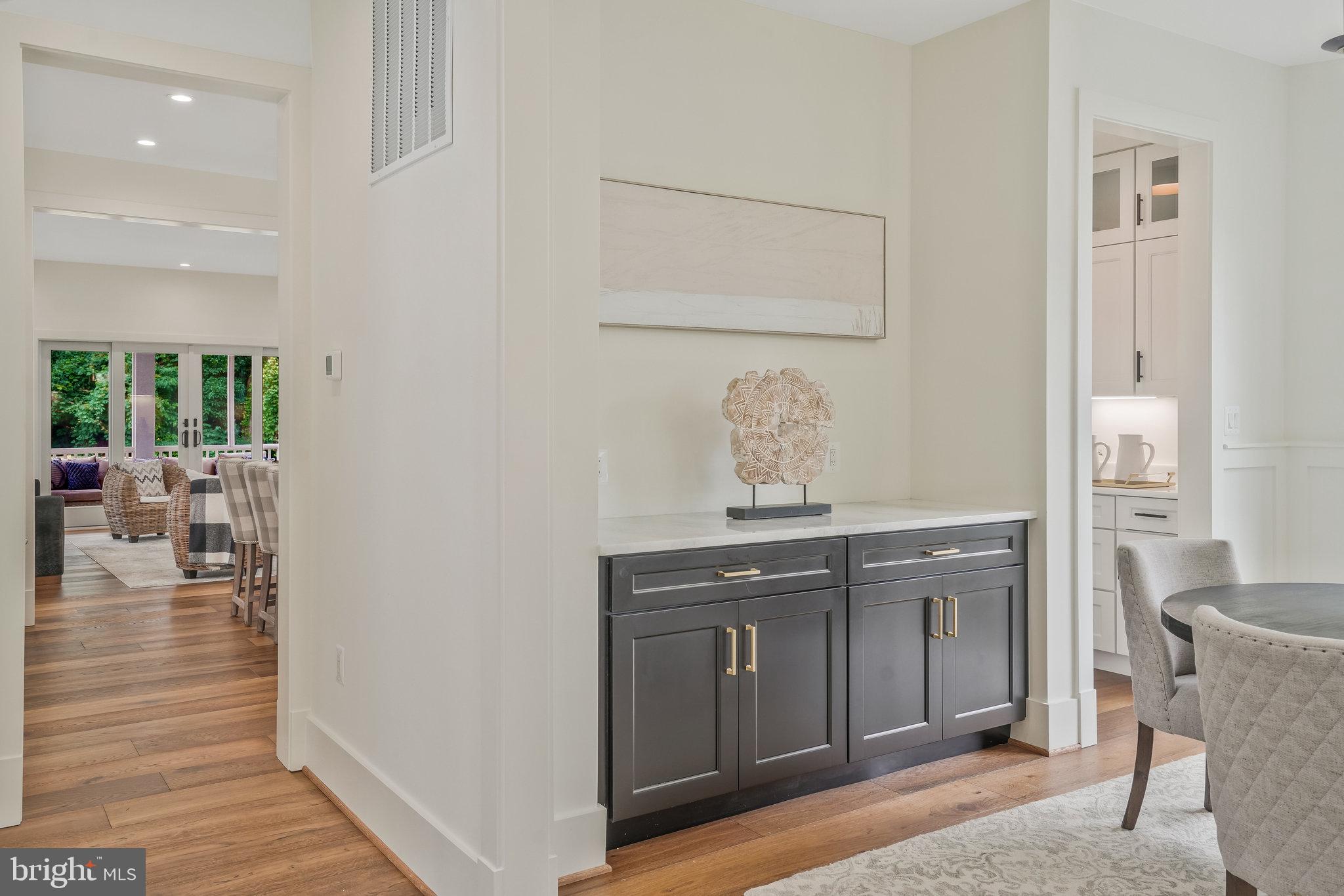 COUNTRY CLUB MANOR - Residential