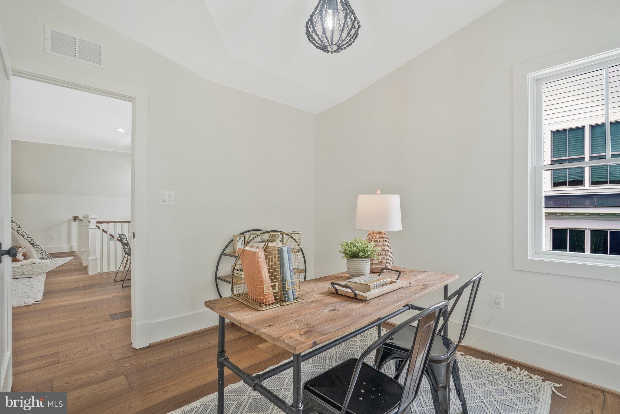 COUNTRY CLUB MANOR - Residential