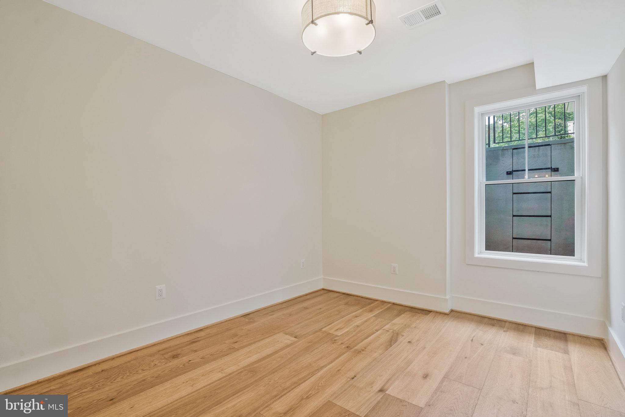 COUNTRY CLUB MANOR - Residential