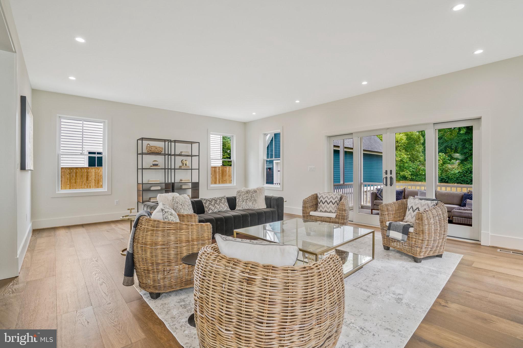 COUNTRY CLUB MANOR - Residential