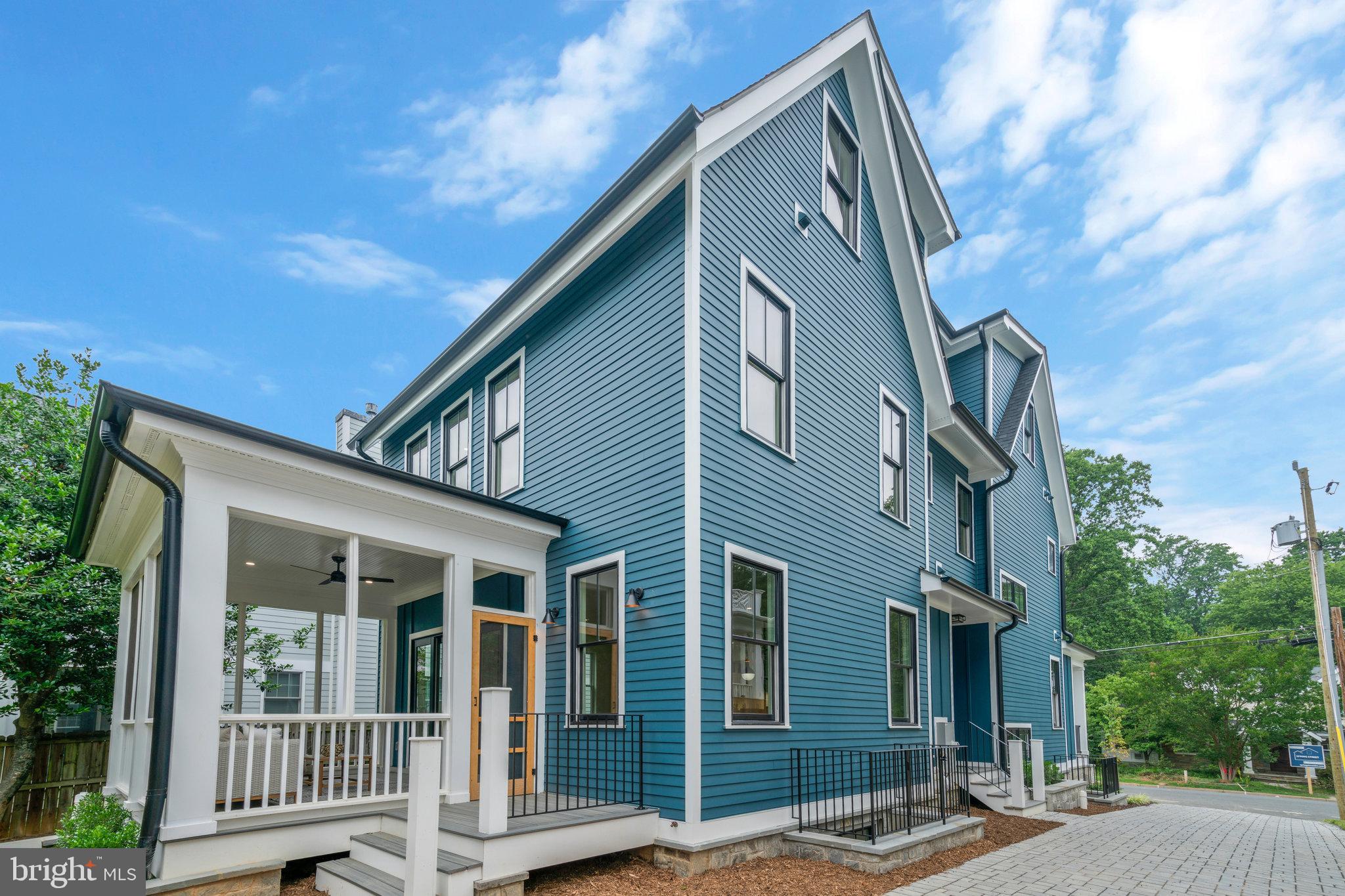 COUNTRY CLUB MANOR - Residential