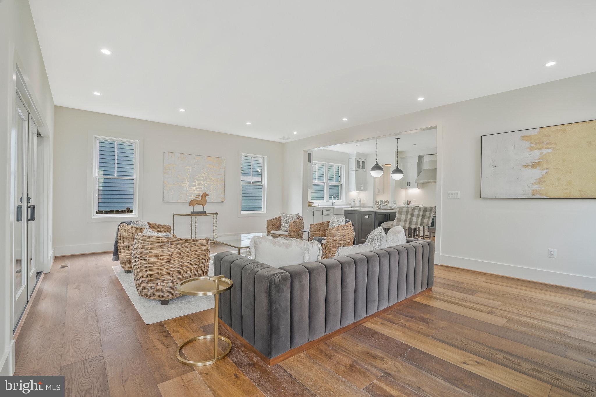 COUNTRY CLUB MANOR - Residential