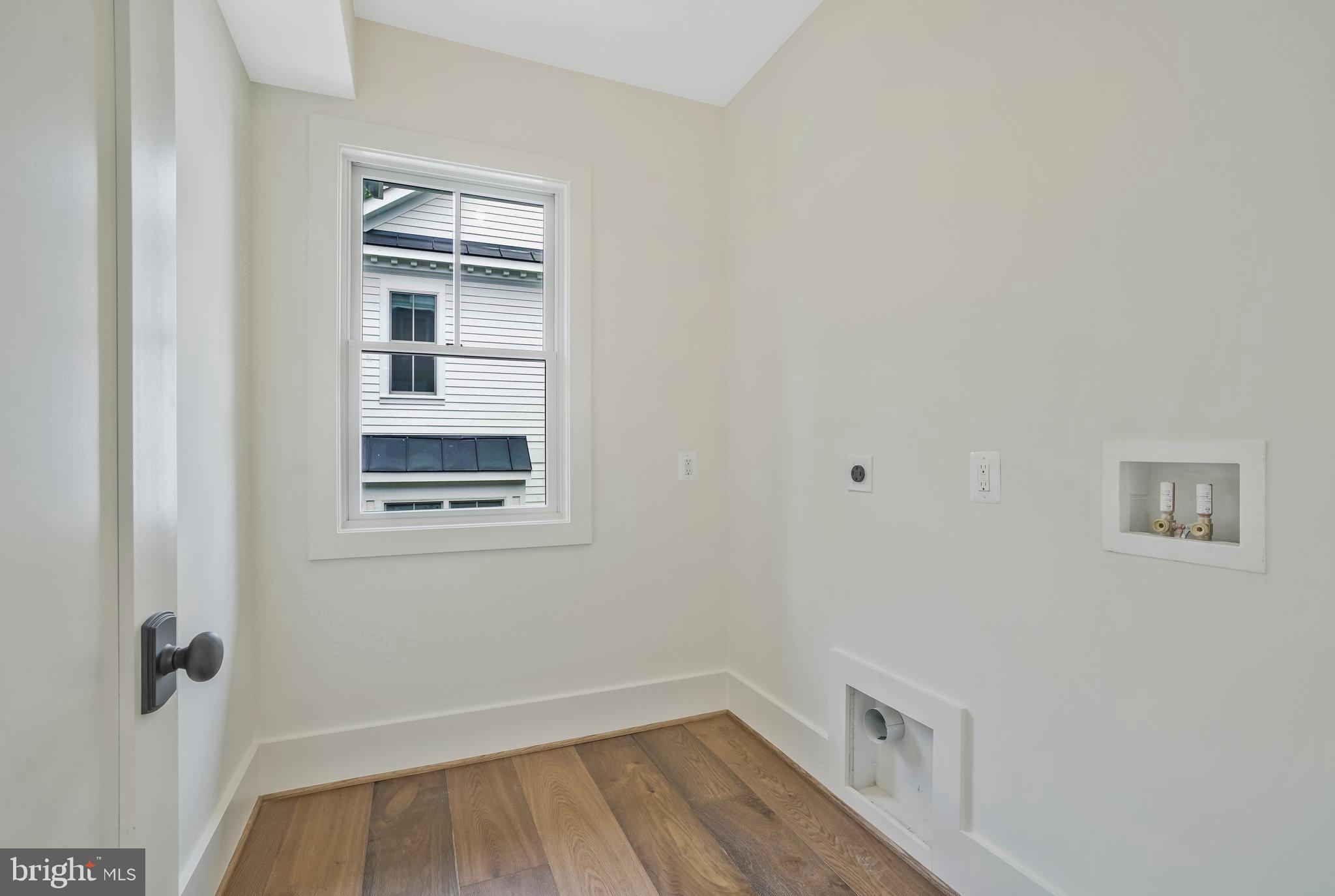 COUNTRY CLUB MANOR - Residential