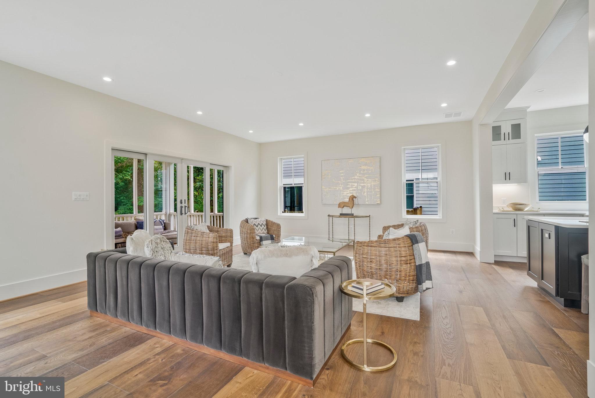 COUNTRY CLUB MANOR - Residential