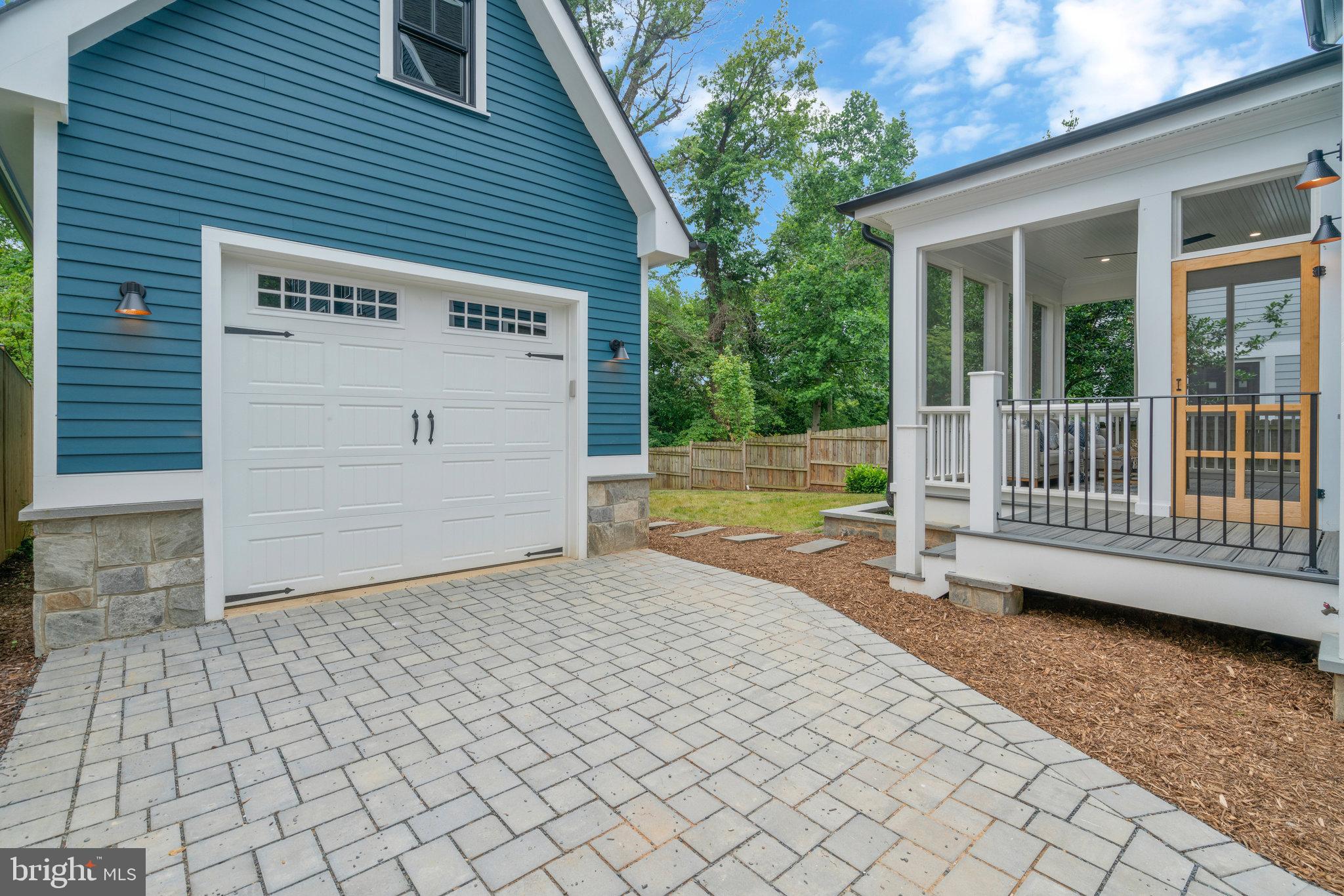 COUNTRY CLUB MANOR - Residential