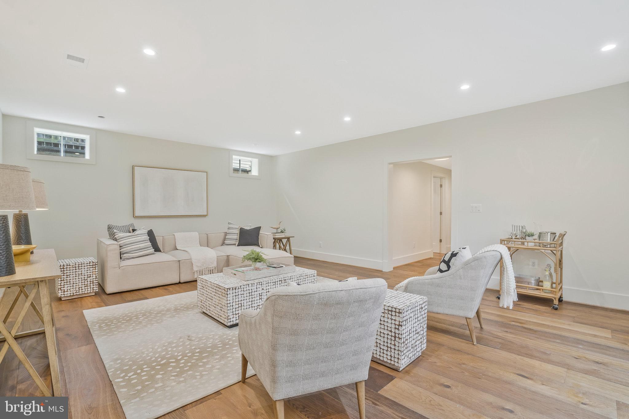 COUNTRY CLUB MANOR - Residential