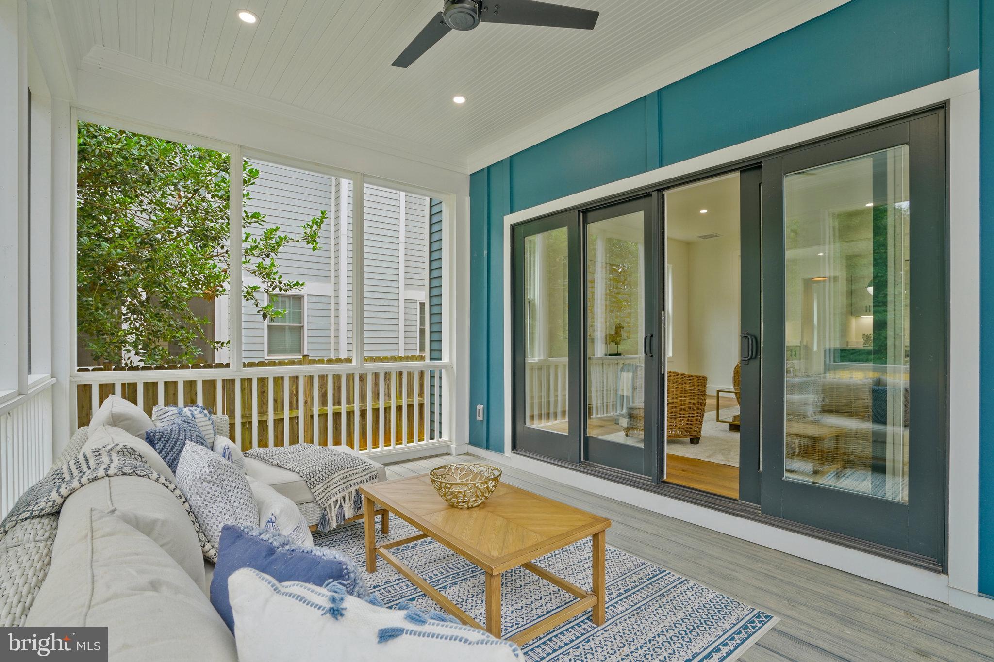 COUNTRY CLUB MANOR - Residential