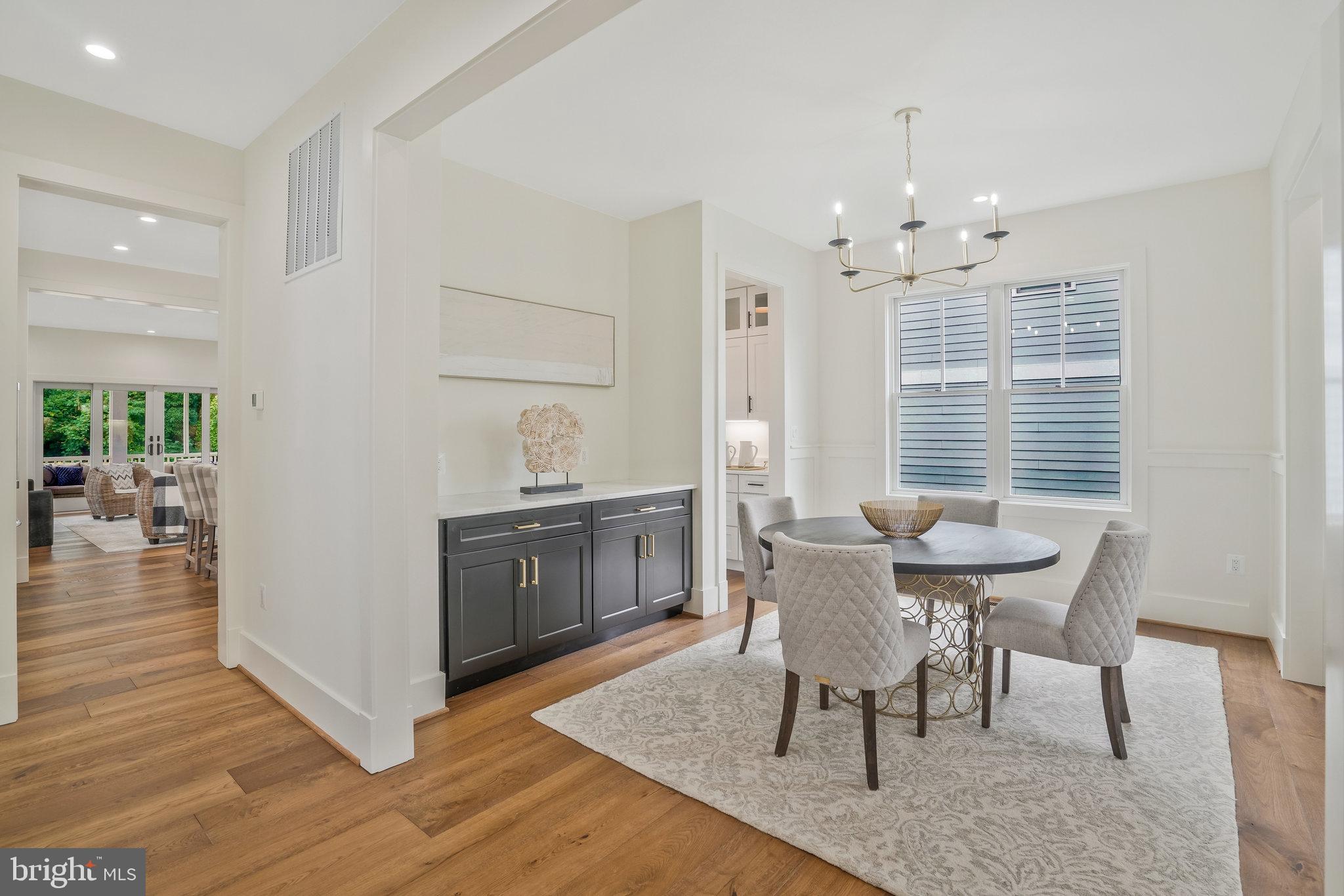 COUNTRY CLUB MANOR - Residential