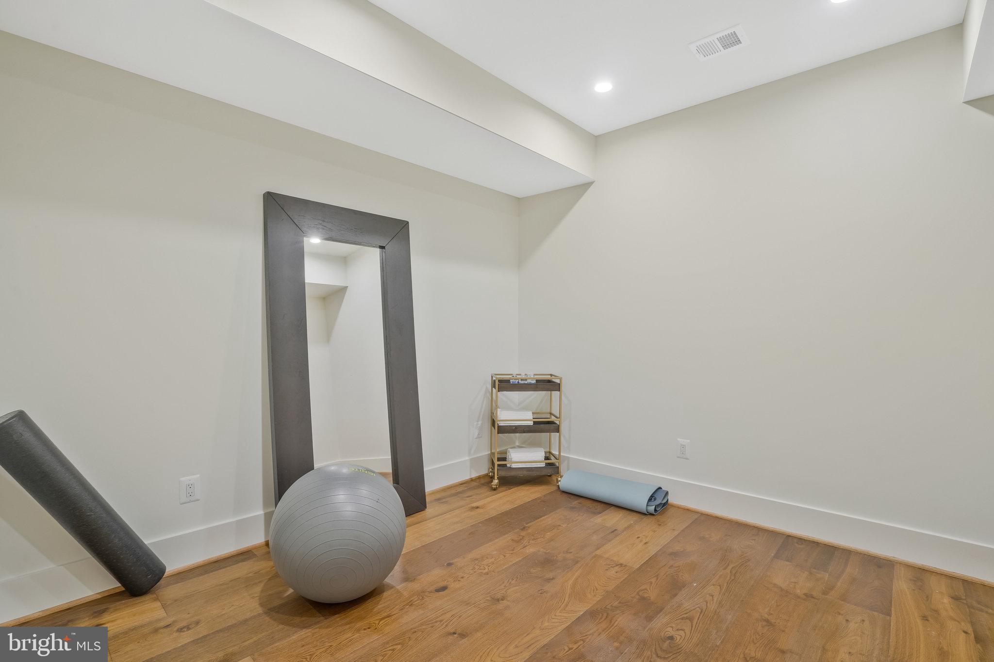 COUNTRY CLUB MANOR - Residential