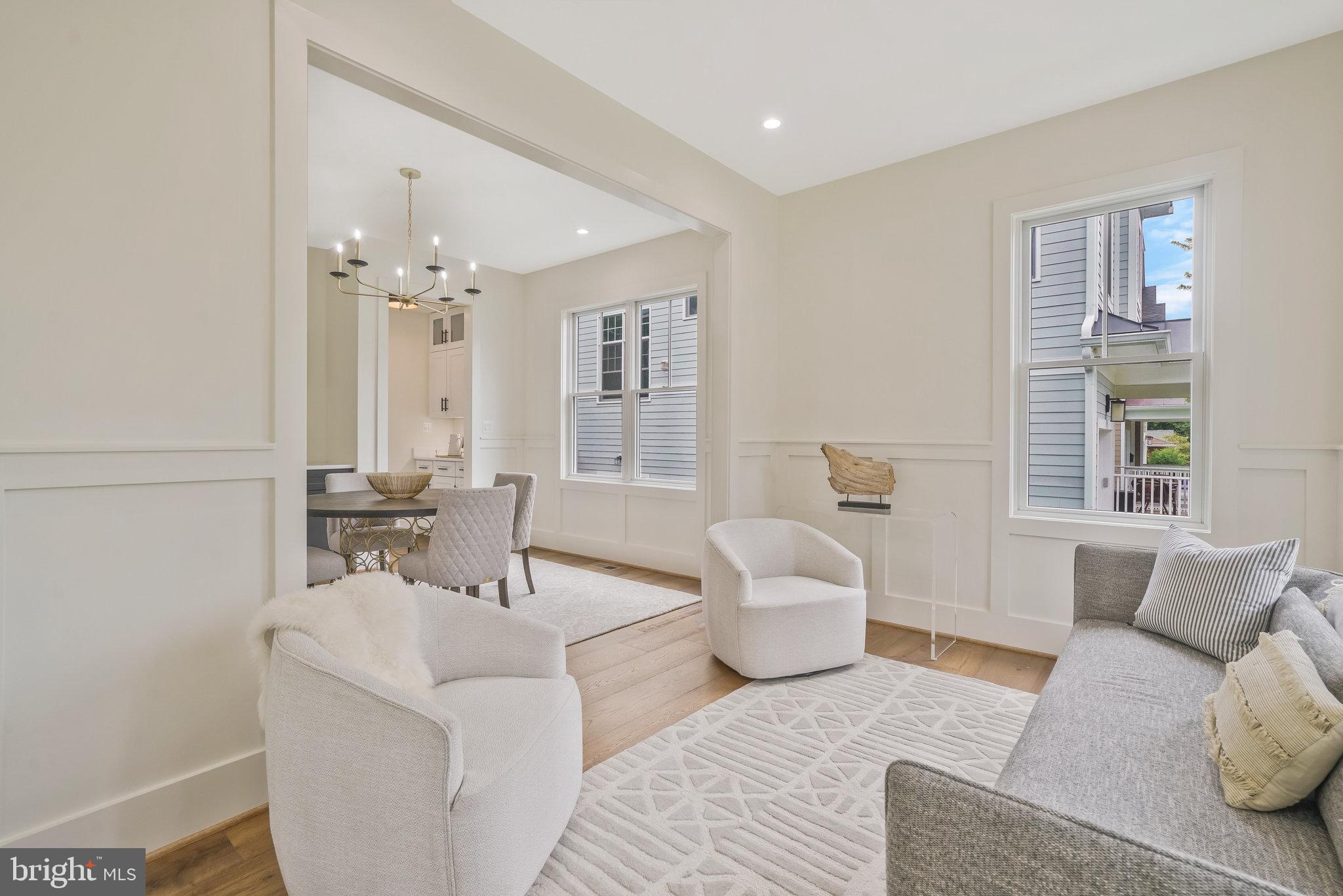 COUNTRY CLUB MANOR - Residential