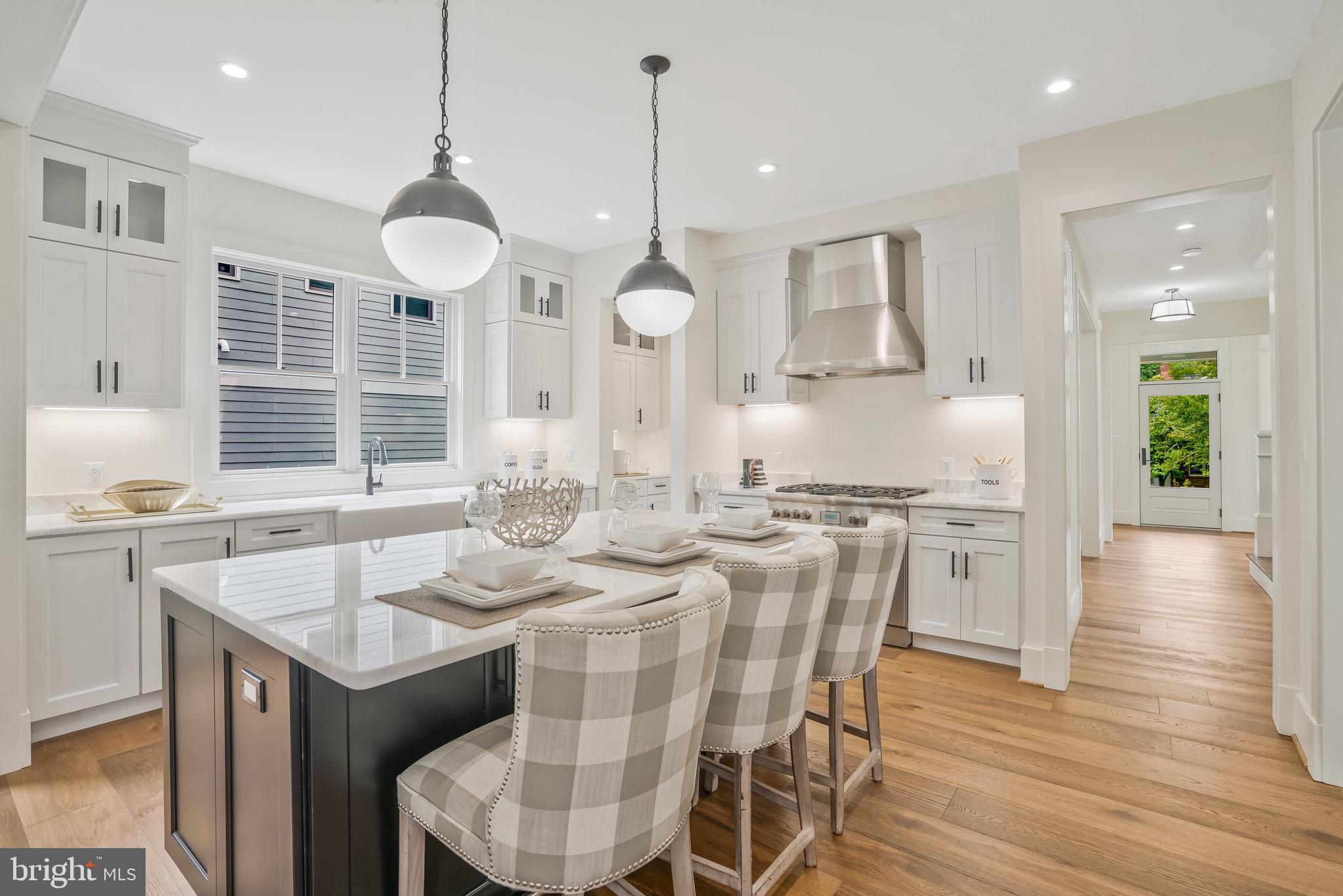 COUNTRY CLUB MANOR - Residential