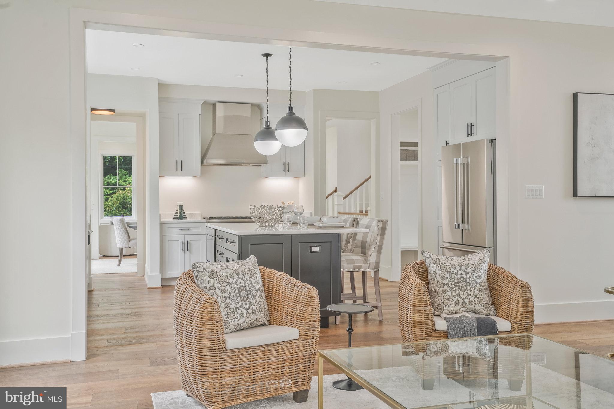 COUNTRY CLUB MANOR - Residential