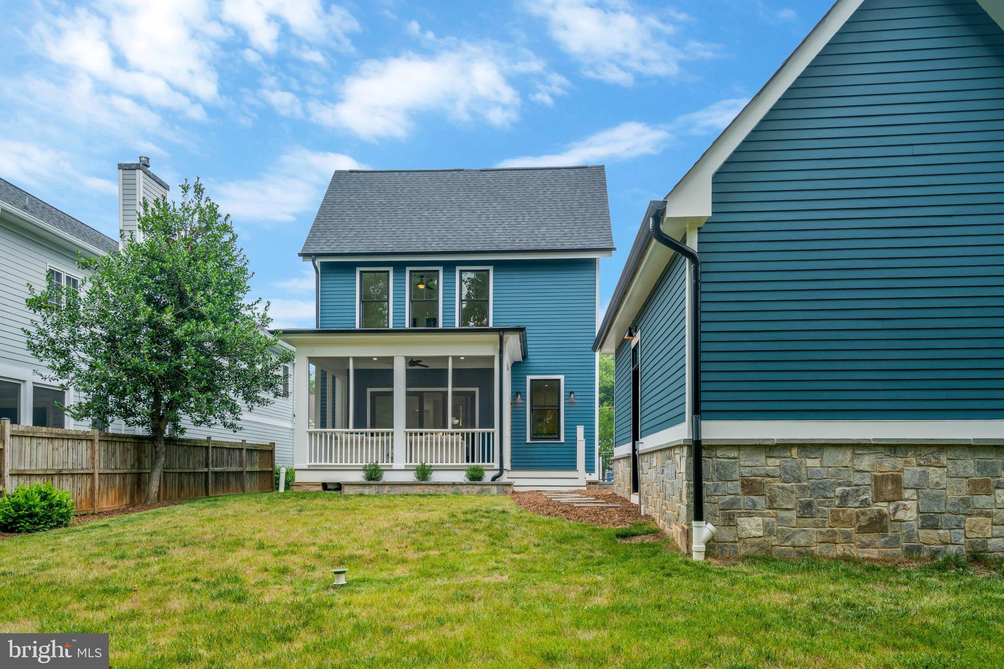 COUNTRY CLUB MANOR - Residential