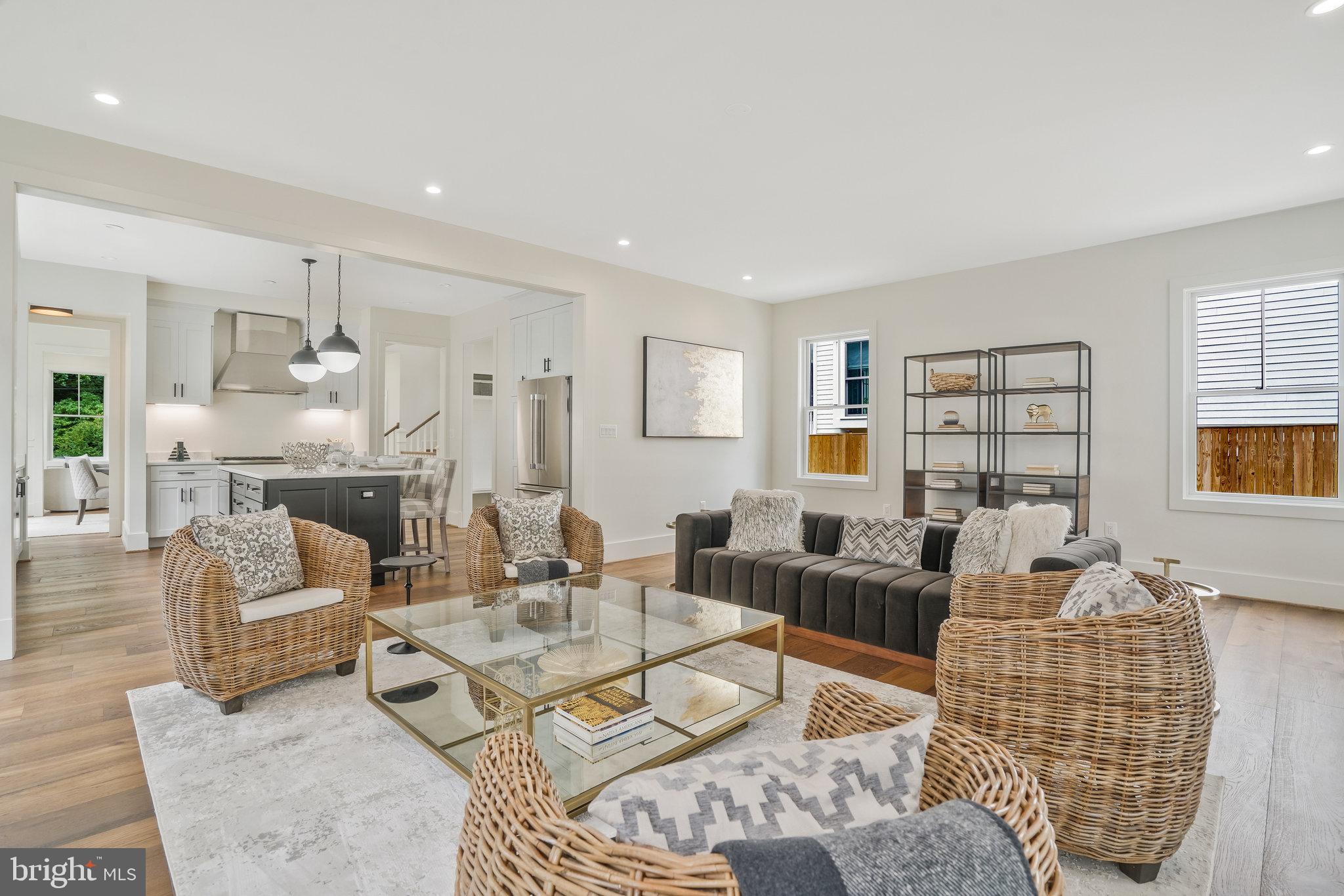 COUNTRY CLUB MANOR - Residential