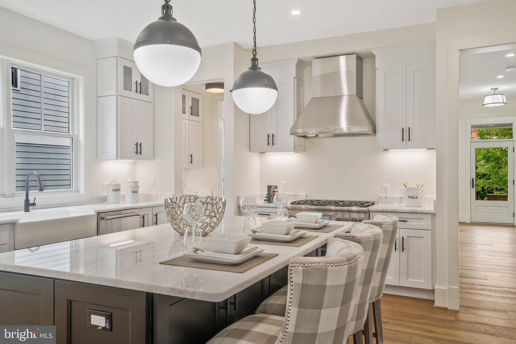 COUNTRY CLUB MANOR - Residential