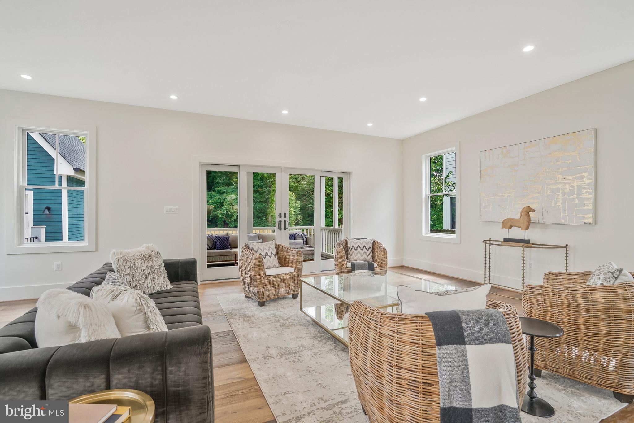 COUNTRY CLUB MANOR - Residential