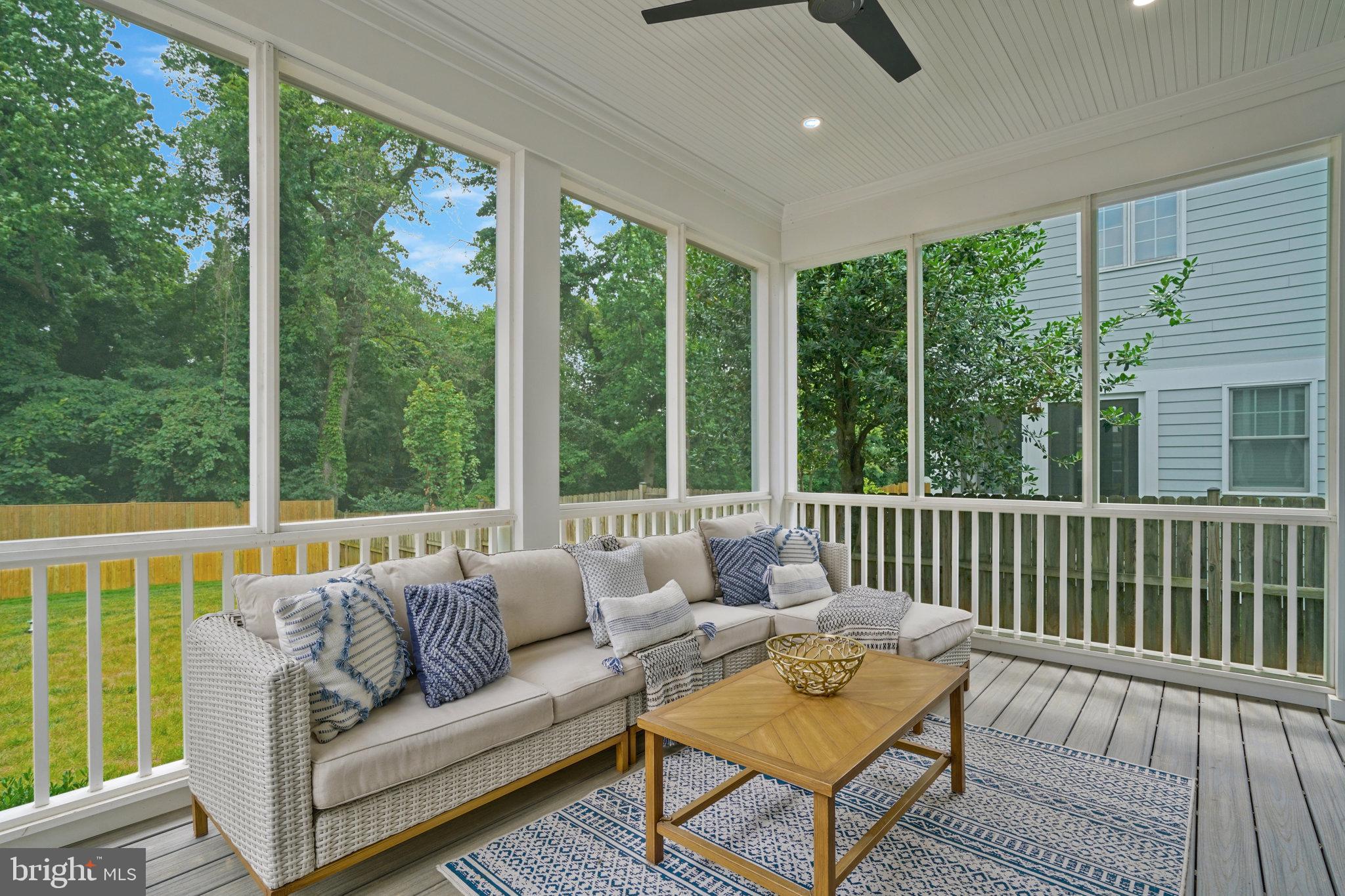 COUNTRY CLUB MANOR - Residential