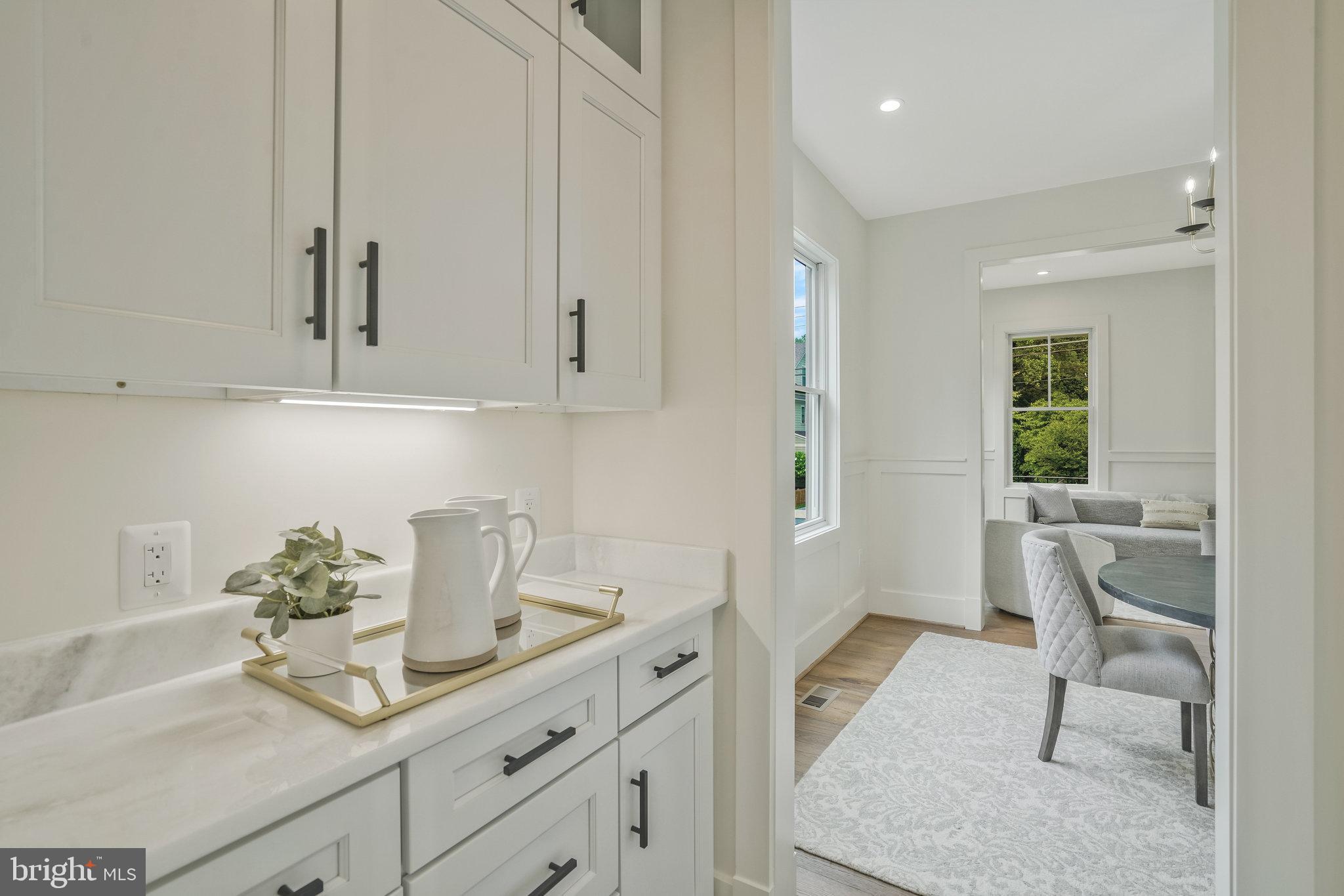 COUNTRY CLUB MANOR - Residential