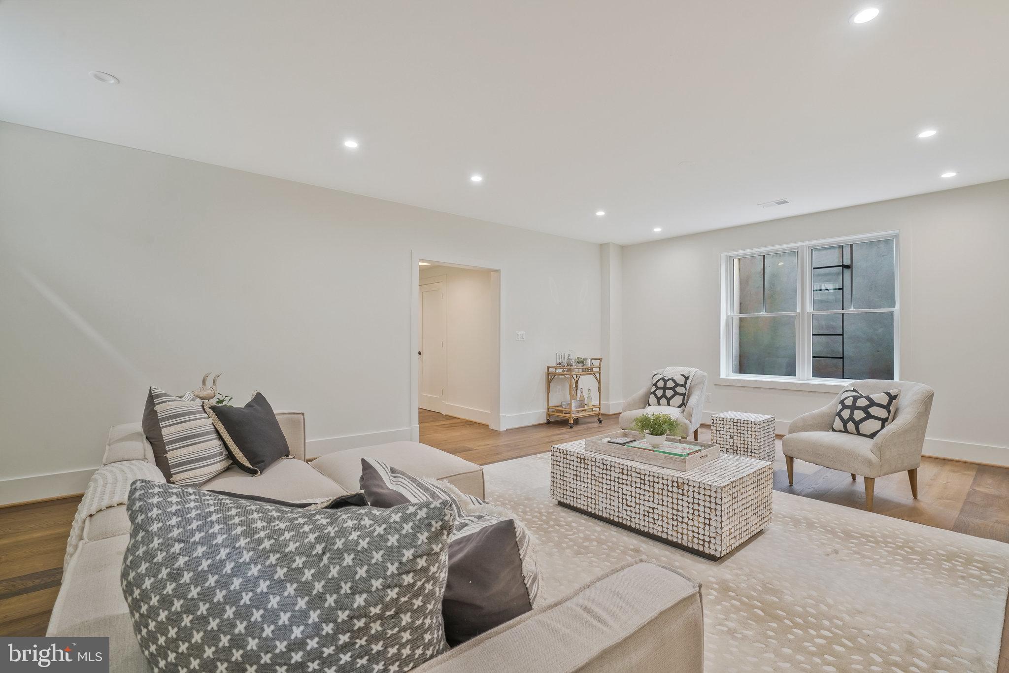 COUNTRY CLUB MANOR - Residential