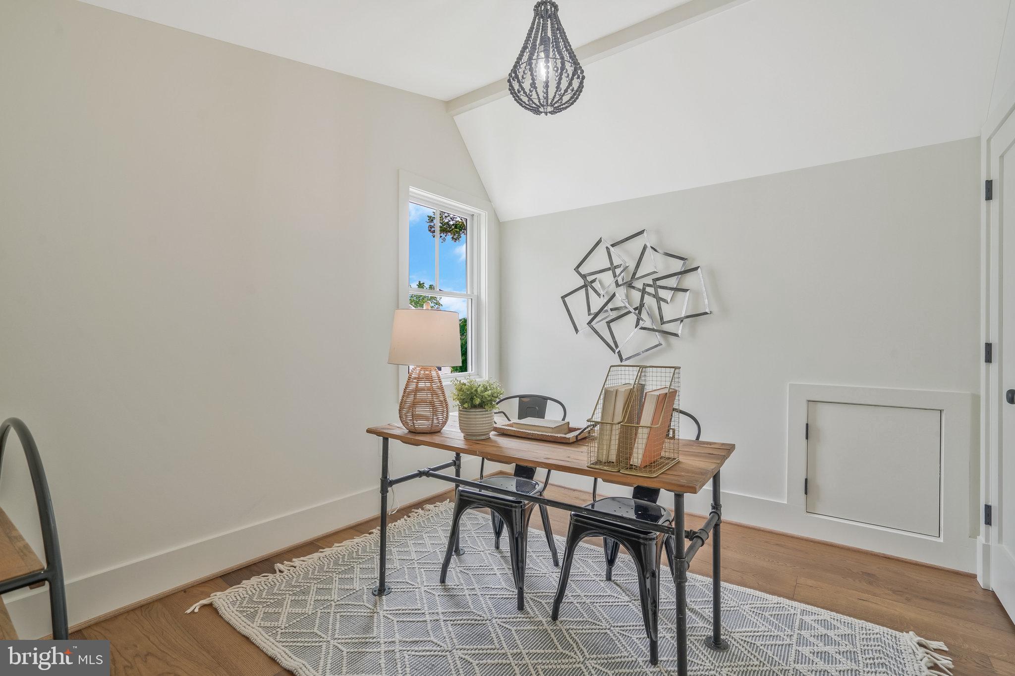 COUNTRY CLUB MANOR - Residential