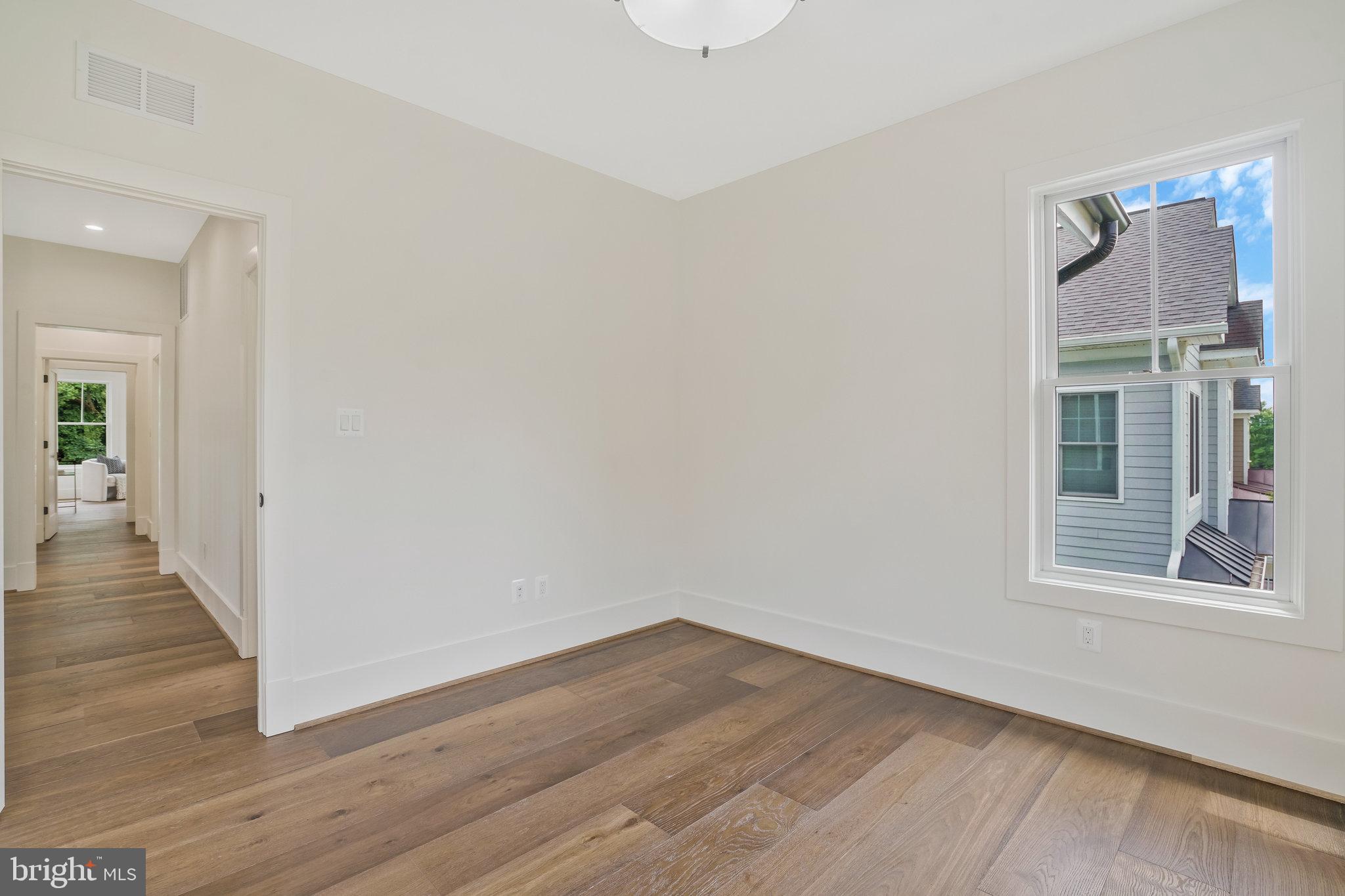 COUNTRY CLUB MANOR - Residential