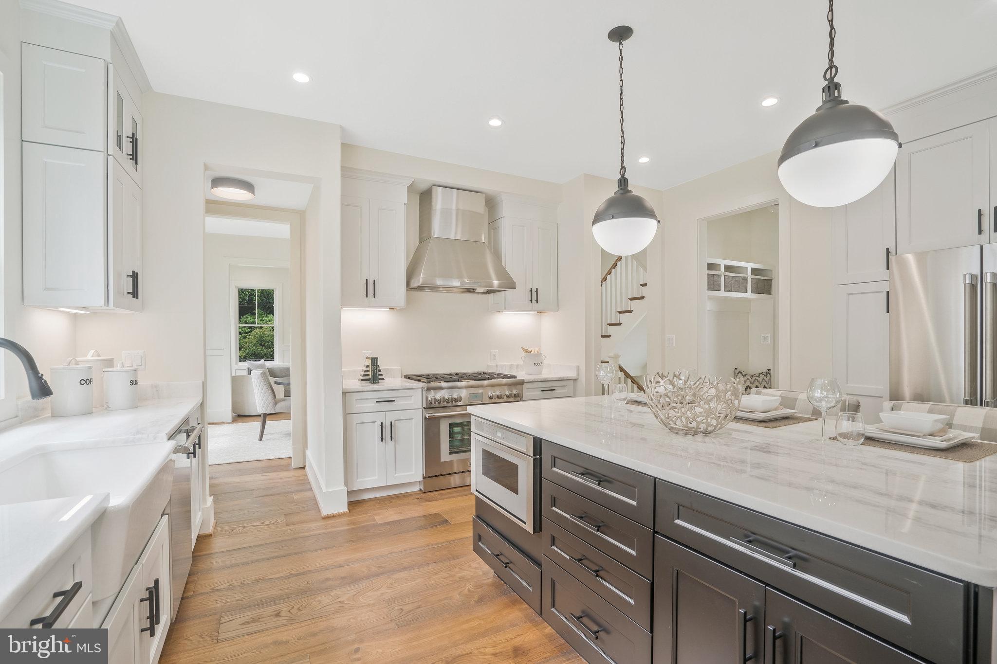 COUNTRY CLUB MANOR - Residential