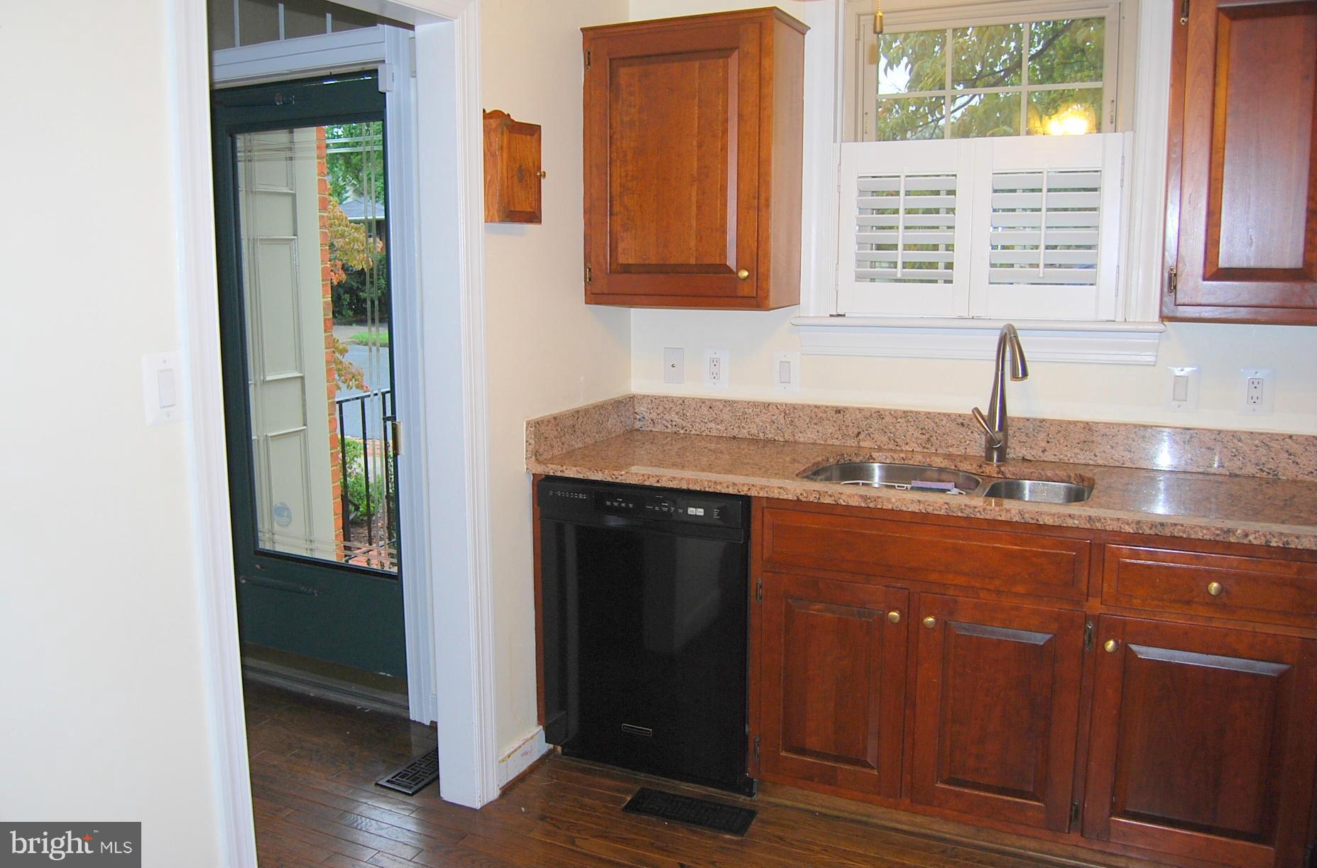 COLLEGE HILL TOWNHOMES - Residential