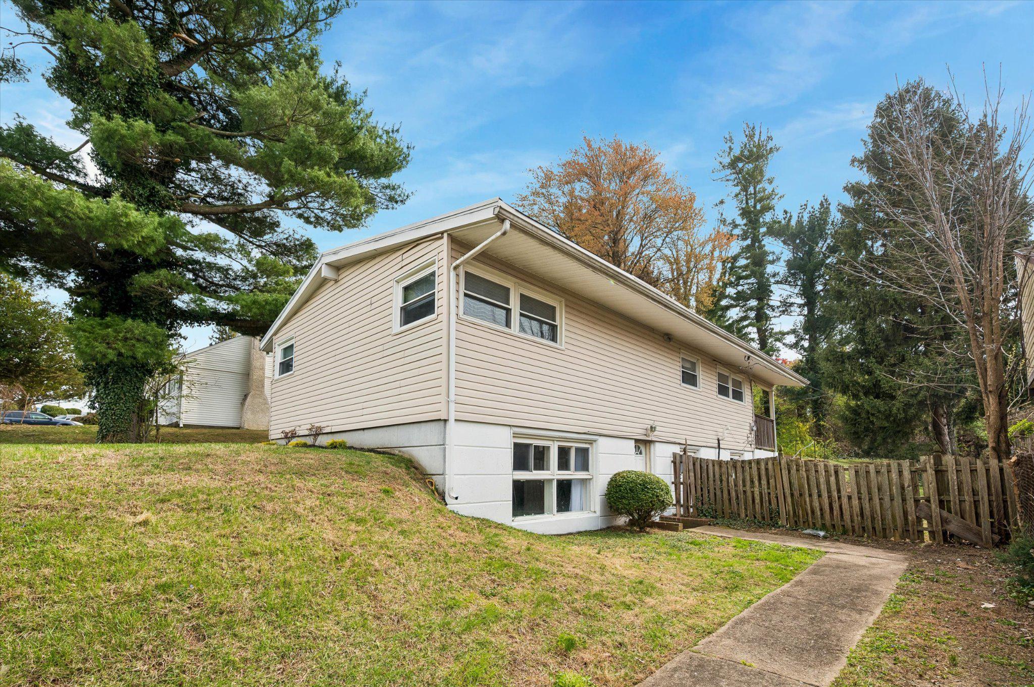 VILLAGE GREEN - Residential